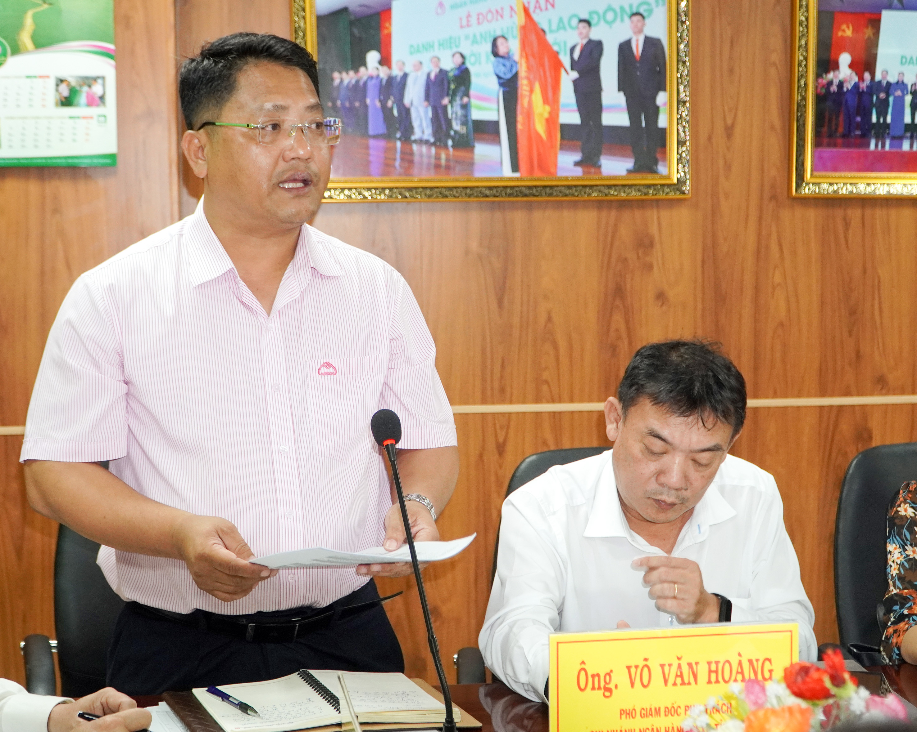 Ông Võ Văn Hoàng, Phó Giám đốc Ngân hàng CSXH chi nhánh tỉnh Bà Rịa-Vũng Tàu báo cáo về kết quả hoạt động ban đại diện các cấp và hoạt động nghiệp vụ của các chi nhánh.