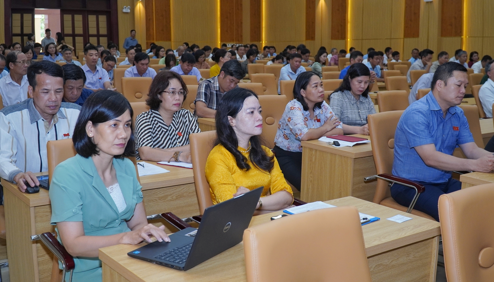 Các đại biểu tham gia nghiên cứu, học tập.