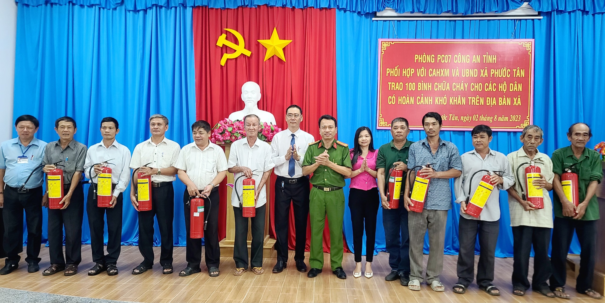 Đại diện Phòng Cảnh sát PCCC-CNCH Công an tỉnh, Công an huyện Xuyên Mộc trao thiết bị PCCC cho người dân.