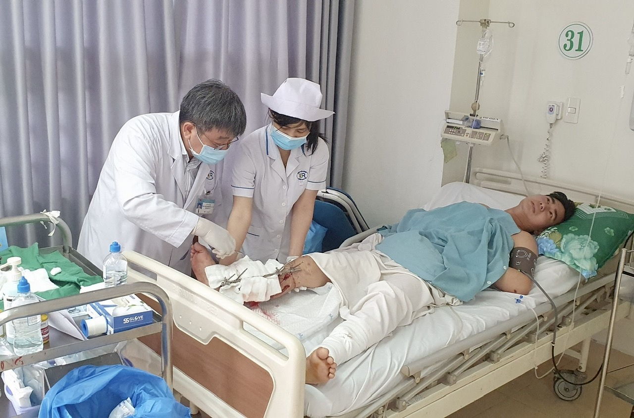 Nhân viên y tế của Bệnh viện Bà Rịa chăm sóc vết thương cho bệnh nhân H.