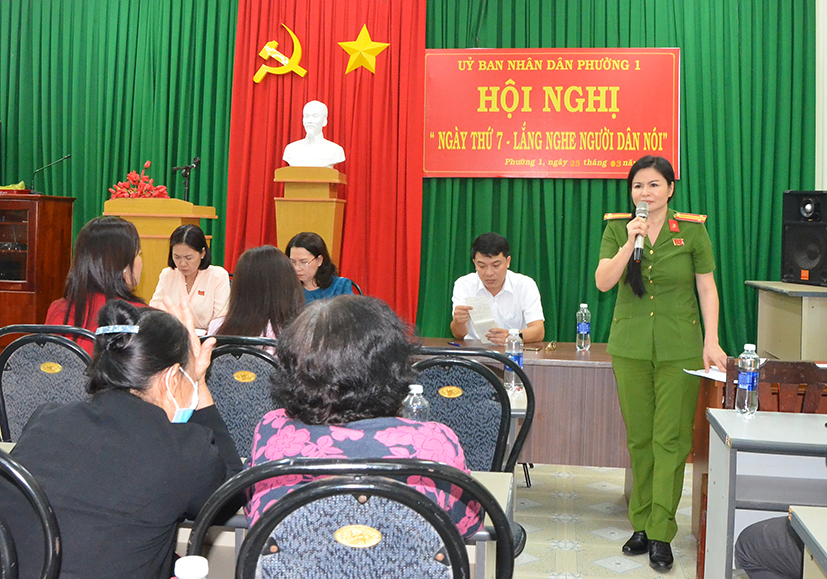 Lãnh đạo Công an phường 1 (TP.Vũng Tàu) trả lời ý kiến của người dân phản ánh về trật tự giao thông trên địa bàn.