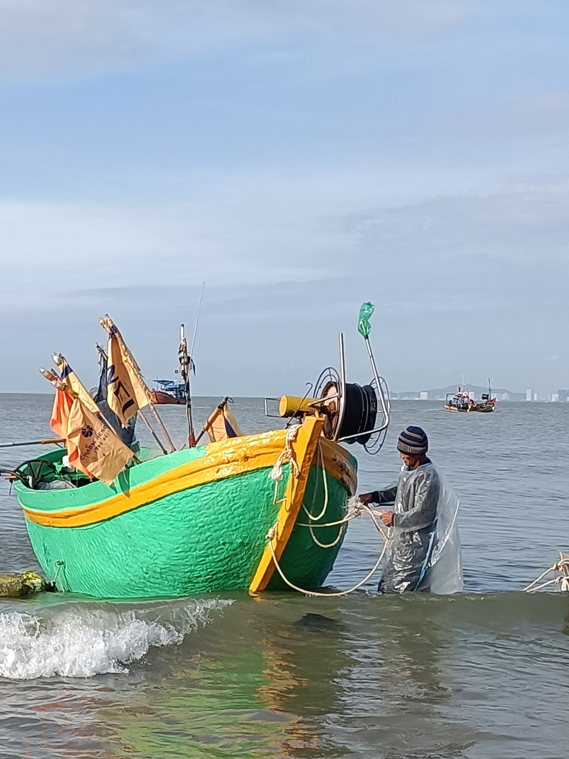 Nghề đò, thúng lưới đi biển gần bờ lắm gian nan, nhiều nguy hiểm, những lúc gặp mưa bão, sóng to, gió lớn có thể làm lật đò, mất người lẫn tài sản.