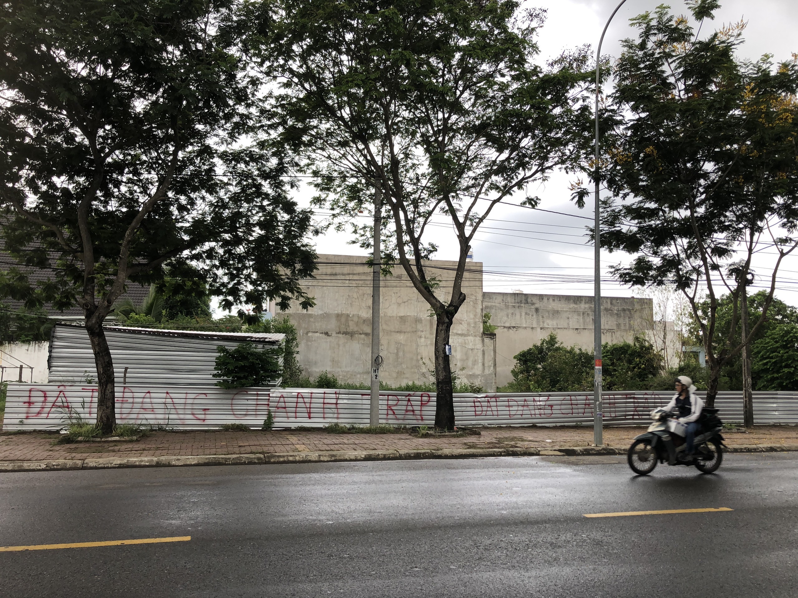 Thửa đất của bà Dương Thị Lê Mai bỗng dưng bị bao chiếm hơn một năm qua.