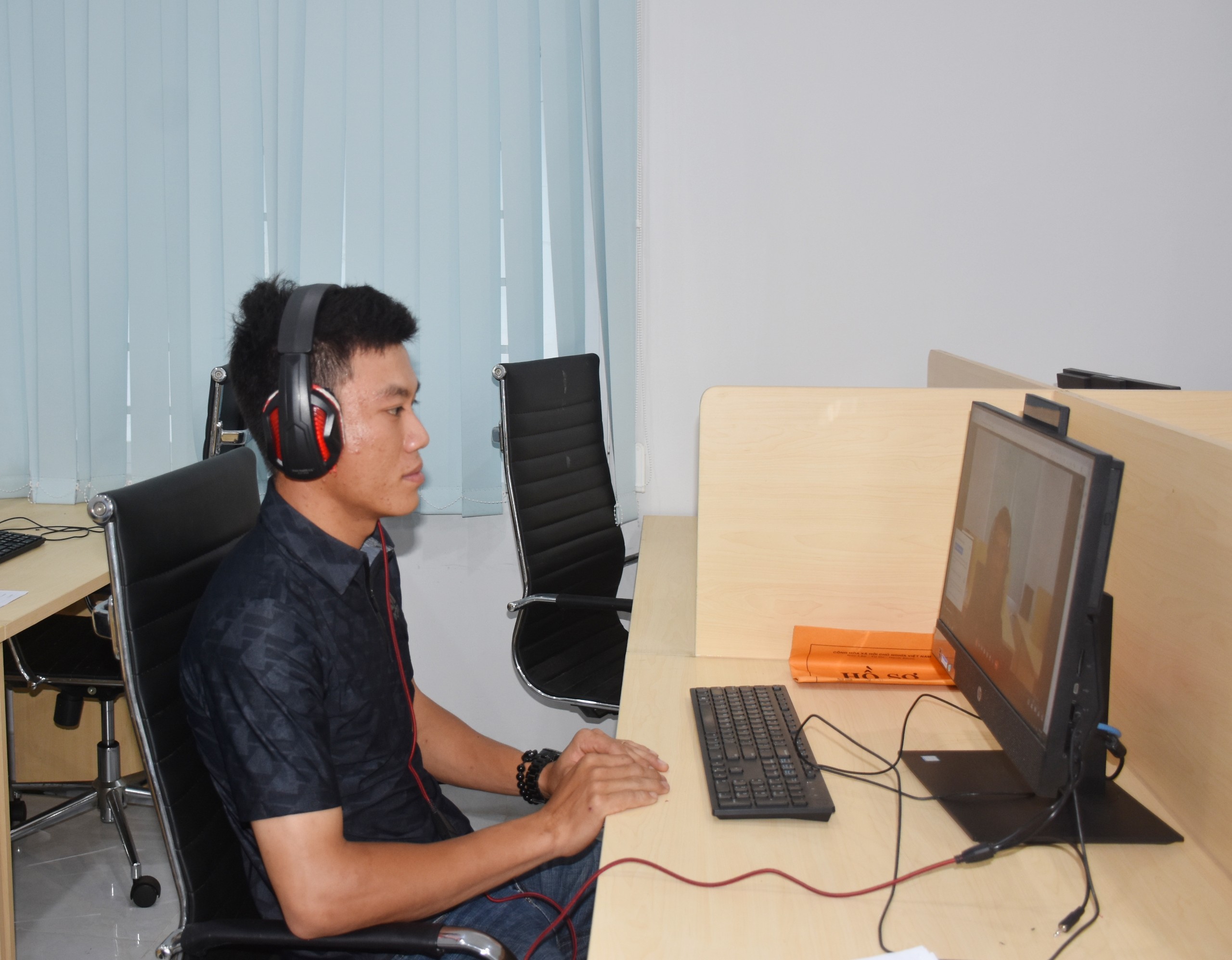 Người lao động phỏng vấn tìm việc trực tuyến tại điểm cầu Trung tâm Dịch vụ việc làm Bà Rịa- Vũng Tàu