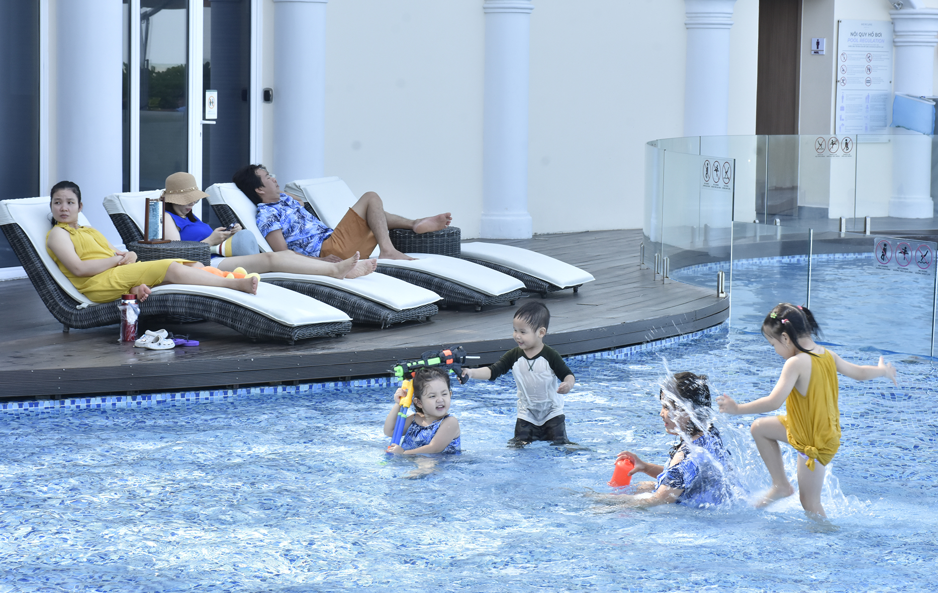 Du khách thư giãn hồ bơi tại Mercure Vũng Tàu.