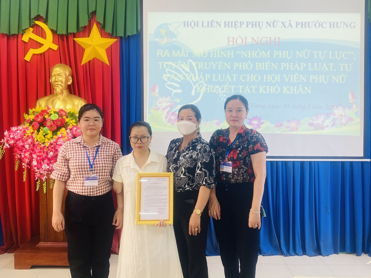Bà Đỗ Thị Ngọc Tiên, Chủ tịch Hội LHPN xã Phước Hưng (bìa phải) trao quyết định thành lập mô hình cho Ban Chủ nhiệm mô hình “Nhóm phụ nữ tự lực”.