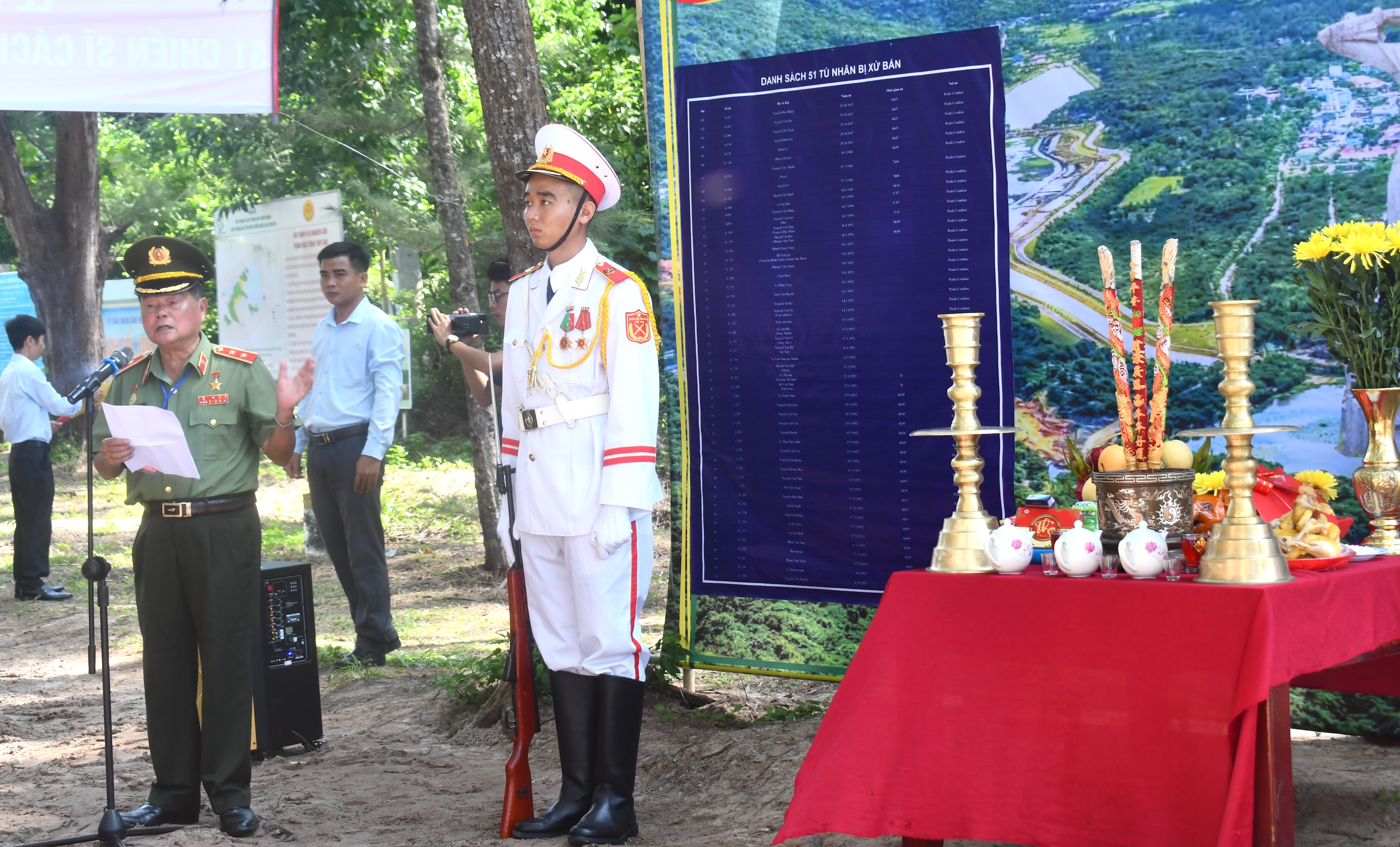 Nghi thức tưởng niệm trang trọng được tổ chức tại “Bãi xử bắn” - nơi 51 chiến sĩ Cộng sản trung kiên đã bị địch bí mật thủ tiêu từ 1946-1975