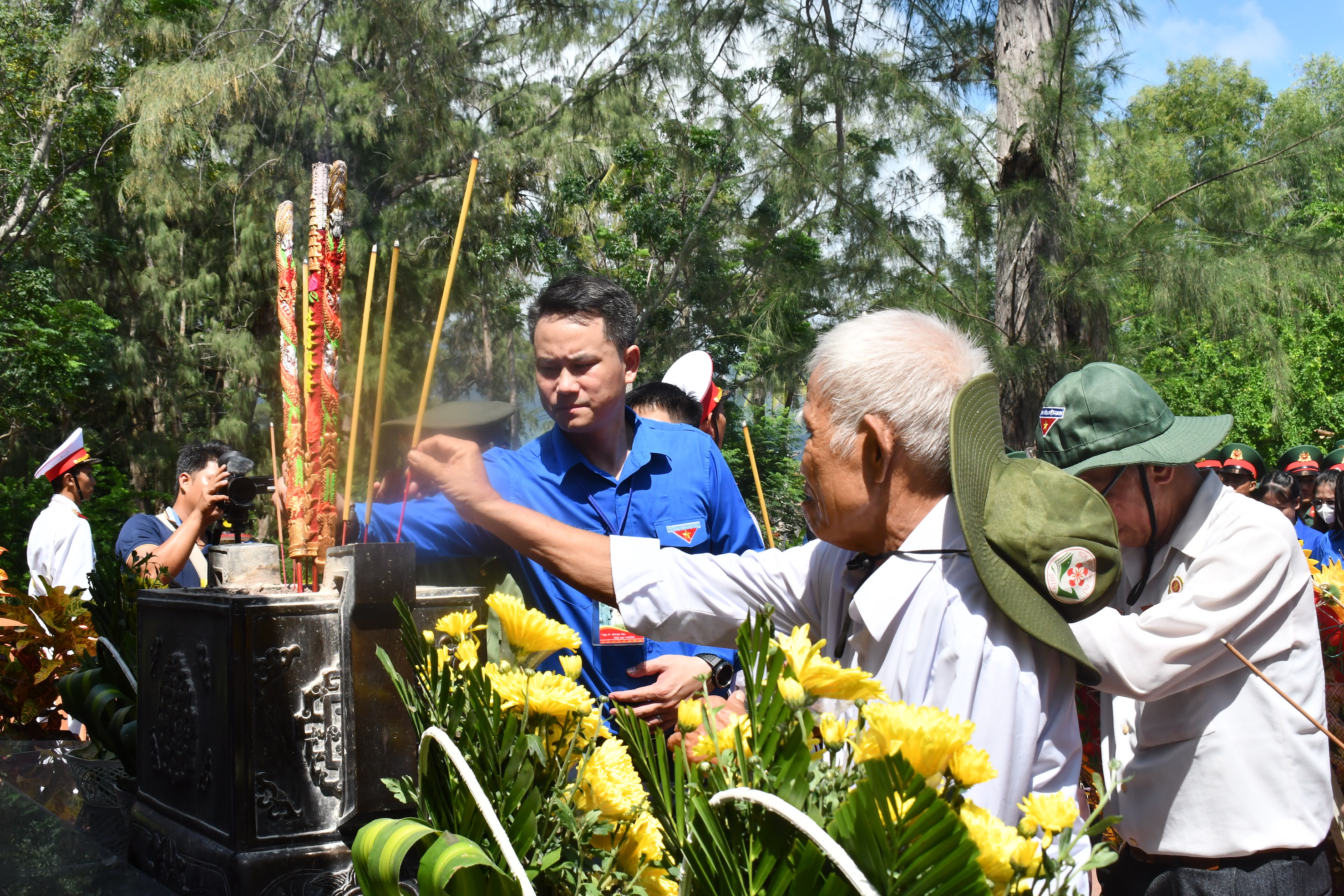 Các đại biểu và cựu tù  dâng hương tại Nghĩa trang Hàng Keo.