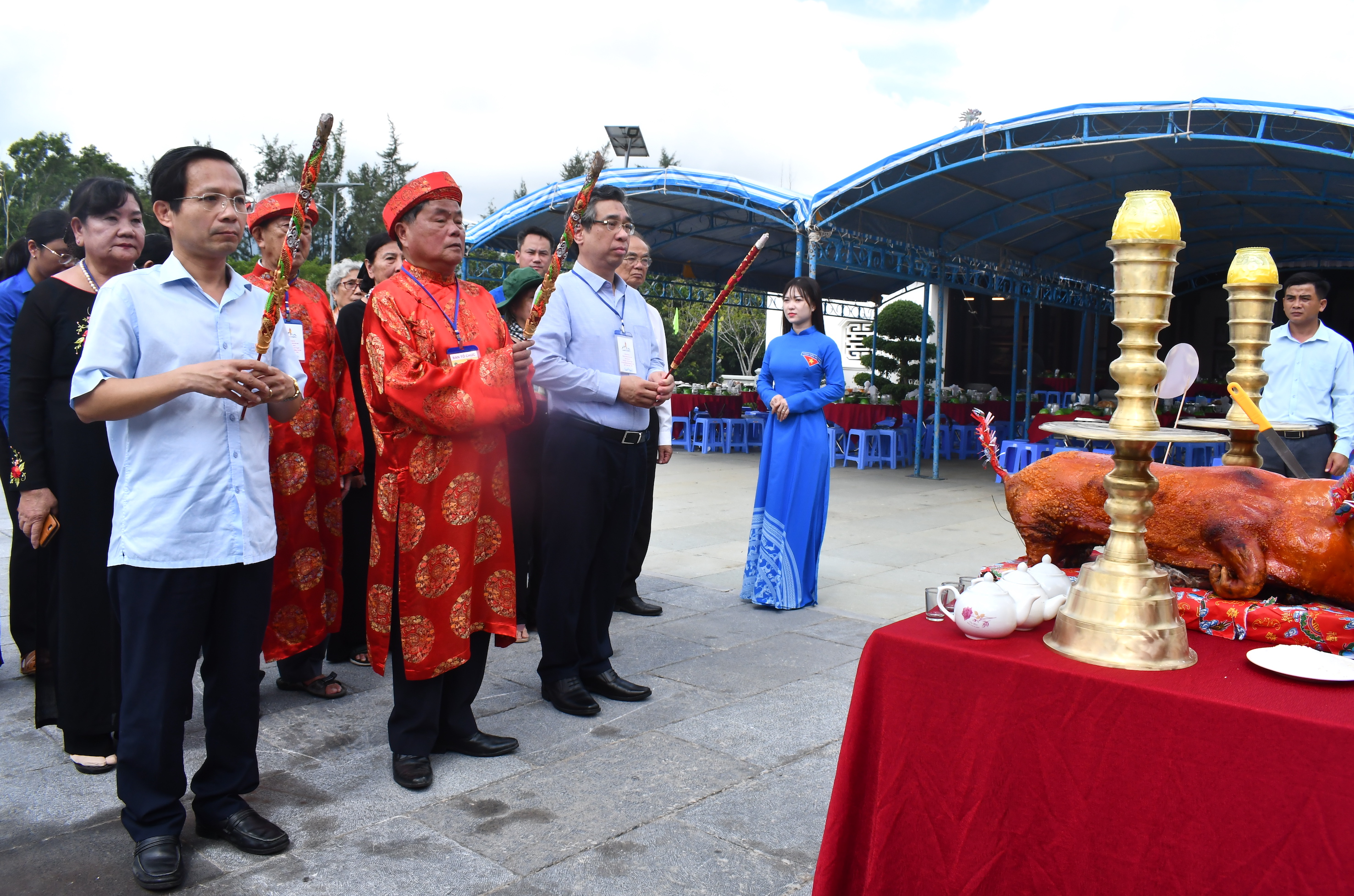 Các đại biểu thành kính dâng hương thực hiện nghi thức cúng giỗ.