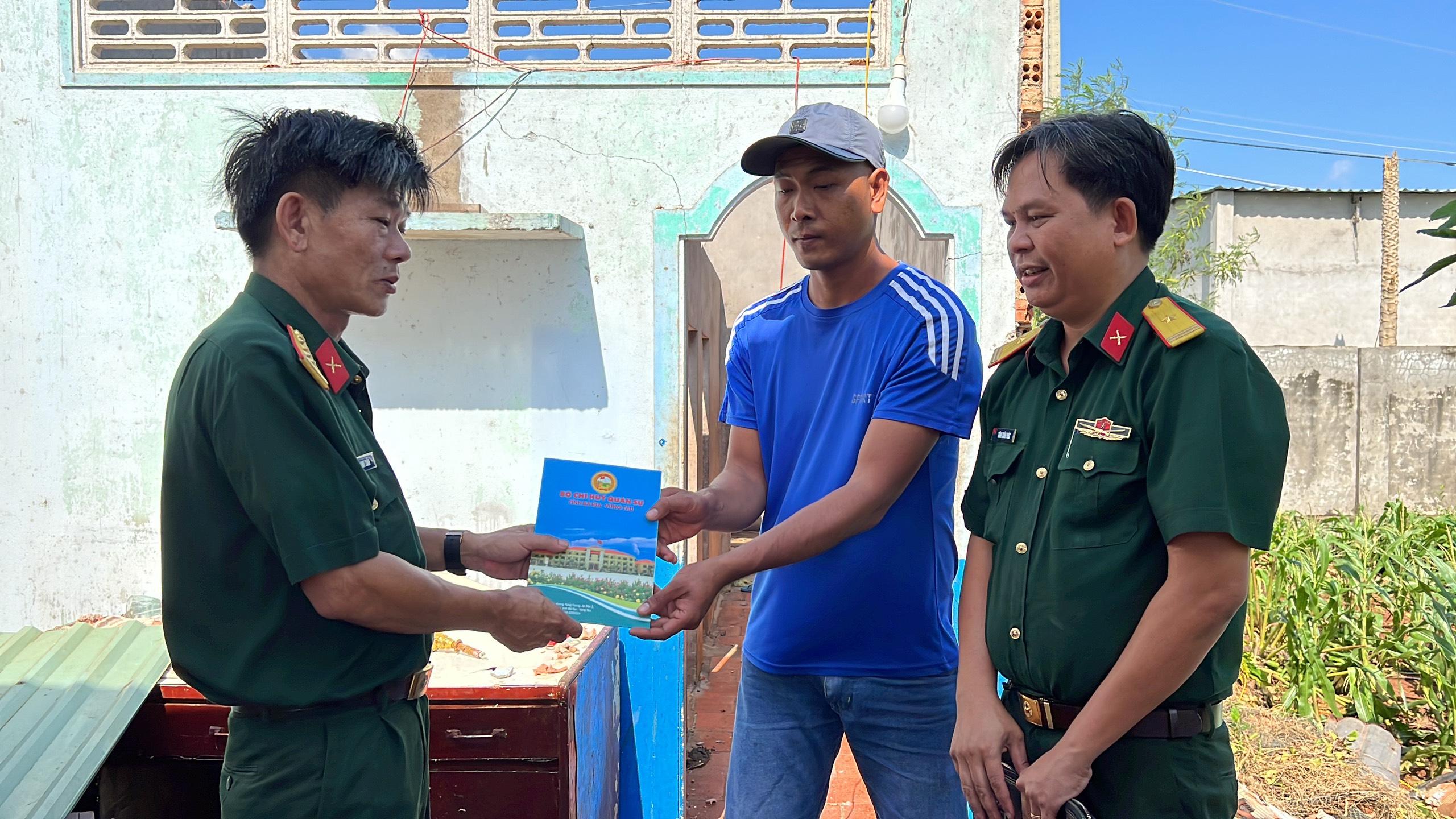 Đại diện Bộ CHQS tỉnh tặng quà cho gia đình bị ảnh hưởng nặng do lốc xoáy diễn ra vào sáng 30/7 tại TT. Đất Đỏ, huyện Đất Đỏ.