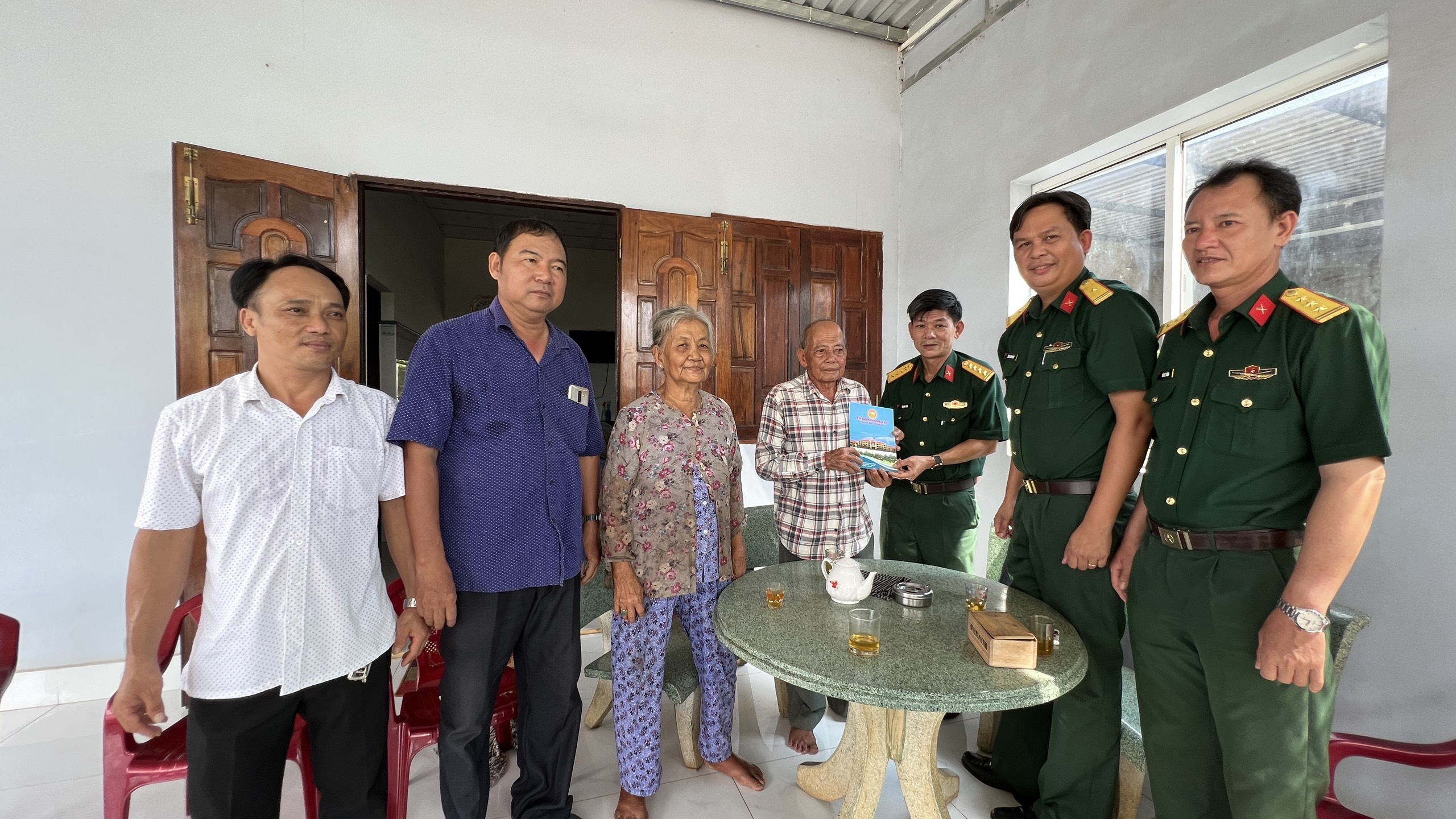 Đại diện Bộ CHQS tỉnh tặng quà cho gia đình bị ảnh hưởng nặng do lốc xoáy diễn ra vào sáng 30/7 tại TT. Đất Đỏ, huyện Đất Đỏ.