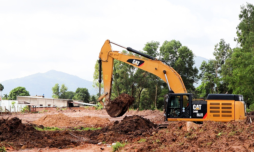 Máy móc thi công trên công trường dự án cao tốc Biên Hòa-Vũng Tàu đoạn qua địa bàn phường Mỹ Xuân (TX.Phú Mỹ).