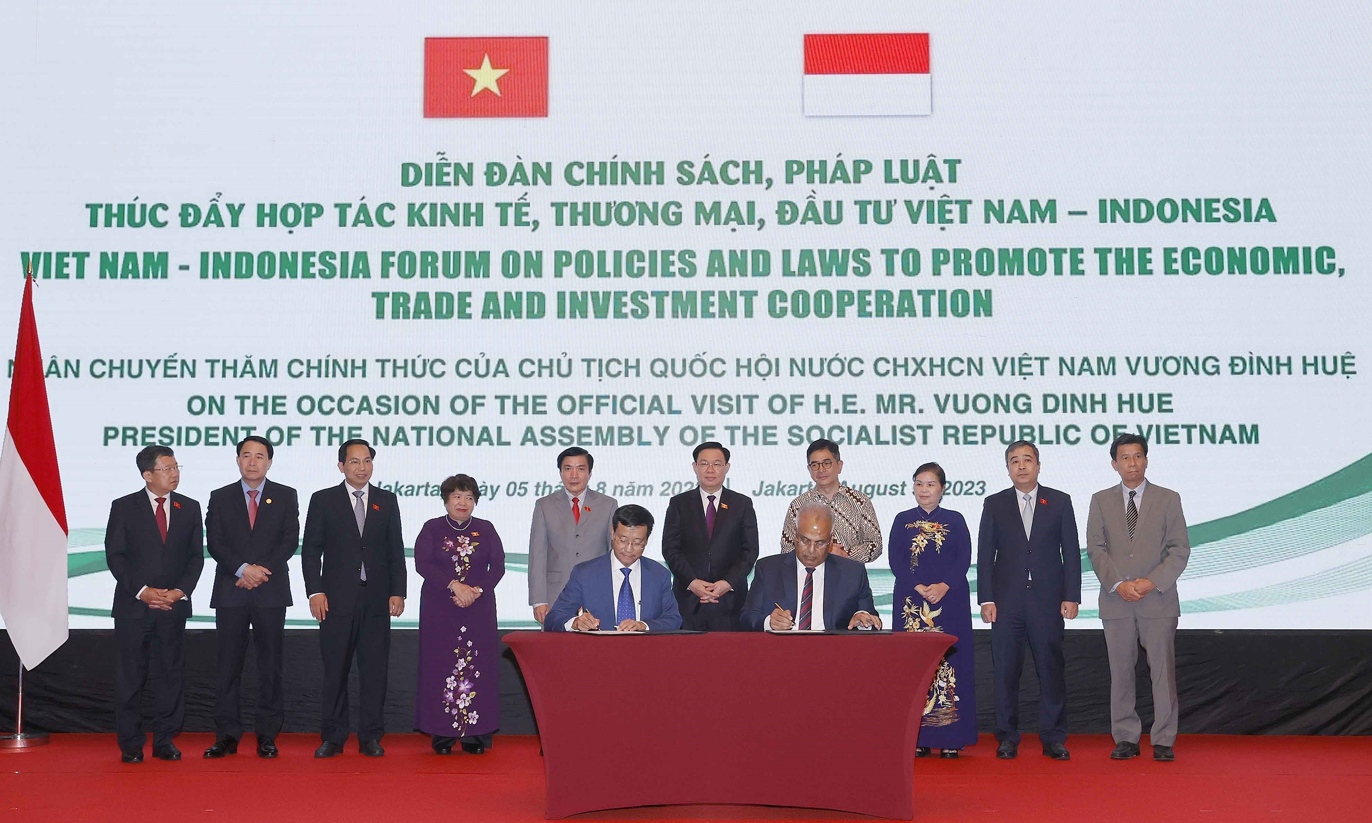 Chủ tịch Quốc hội Vương Đình Huệ chứng kiến Lễ ký kết thỏa thuận hợp tác giữa doanh nghiệp Việt Nam và doanh nghiệp Indonesia. Ảnh: DOÃN TẤN