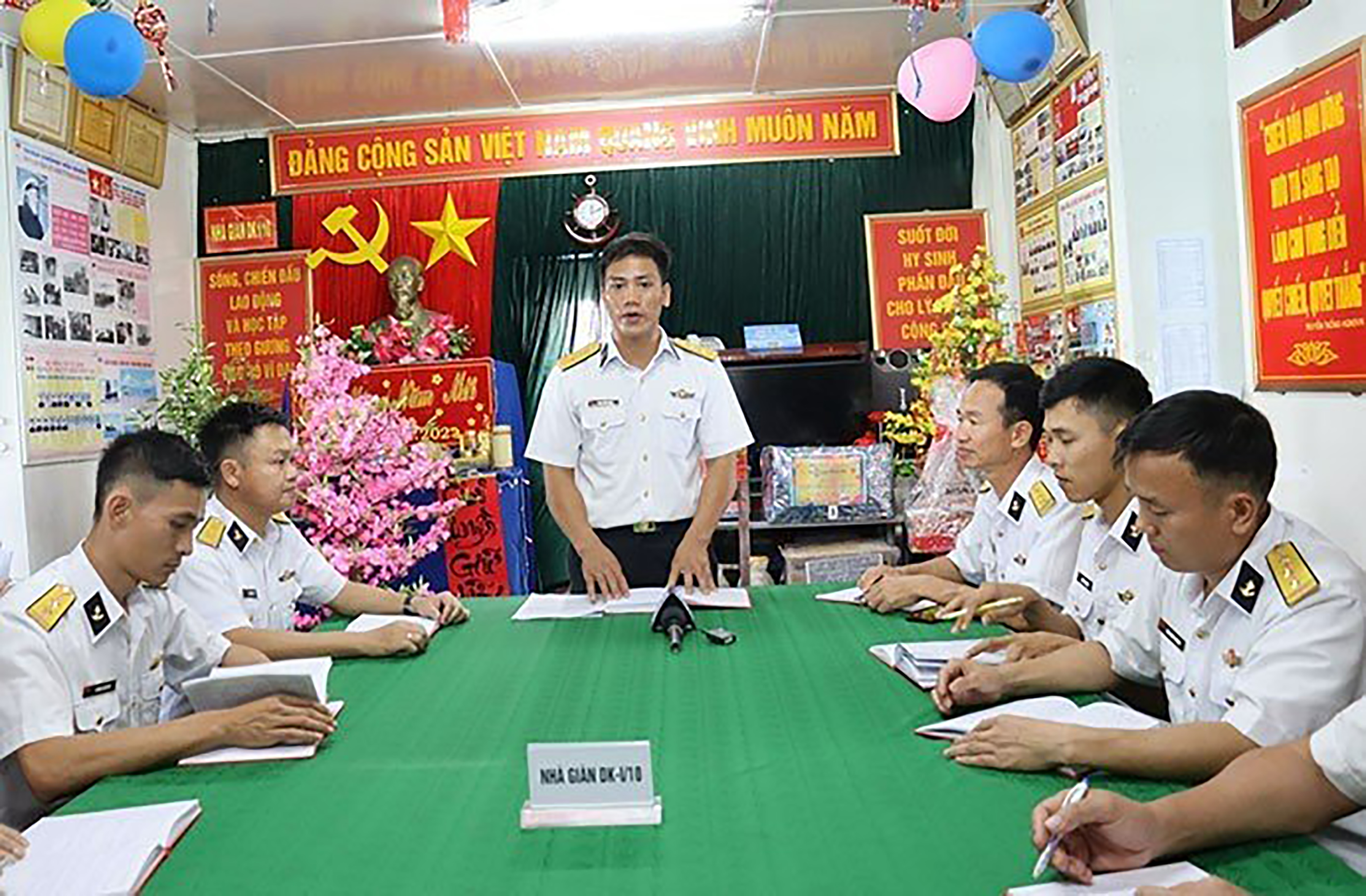Một buổi sinh hoạt của Chi bộ Nhà giàn DK1/10. Ảnh: N.H