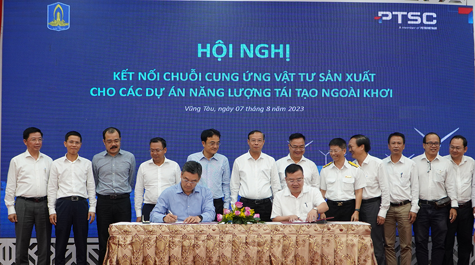 Ông Nguyễn Văn Thọ, Chủ tịch UBND tỉnh chứng kiến lãnh đạo Sở Công thương và PTSC ký biên bản ghi nhớ.