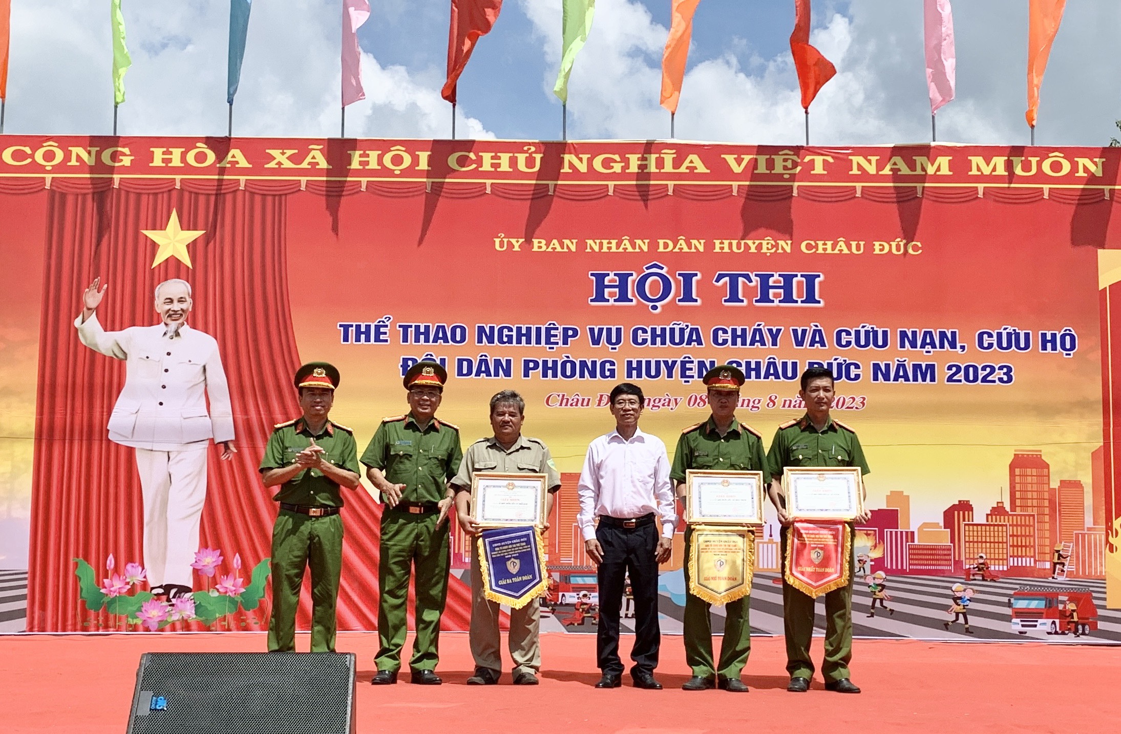 Thượng tá Nguyễn Hữu Trung, Phó Trưởng phòng PC07 - Công an tỉnh và ông Nguyễn Đức Tân, Phó Chủ tịch UBND huyện Châu Đức trao giải toàn đoàn cho các đơn vị.