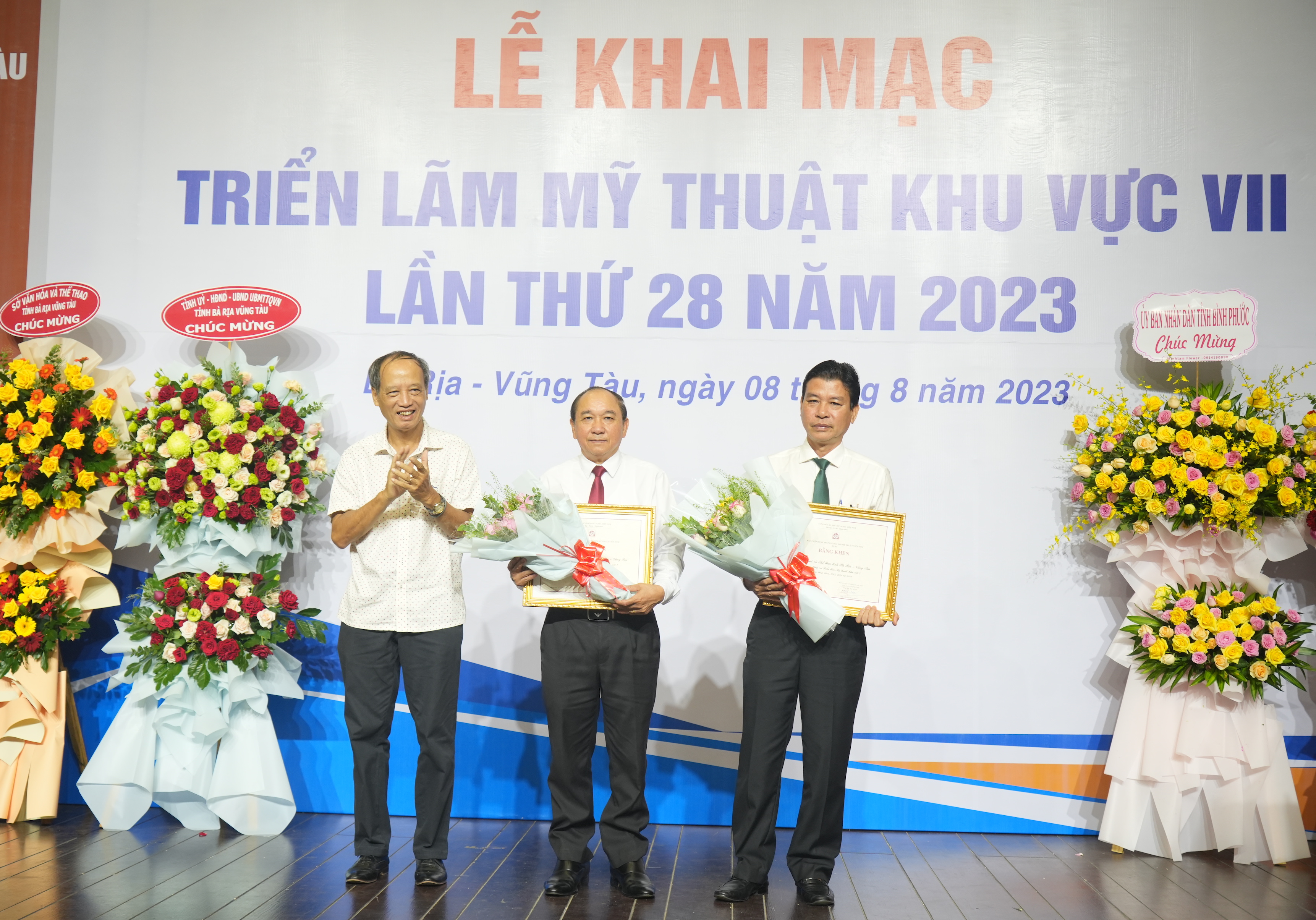 Họa sĩ Nguyễn Trung Tín, Phó Chủ tịch Hội Mỹ thuật Việt Nam tặng hoa đến lãnh đạo Sở VH-TT và Hội Văn học - Nghệ thuật tỉnh Bà Rịa - Vũng Tàu.