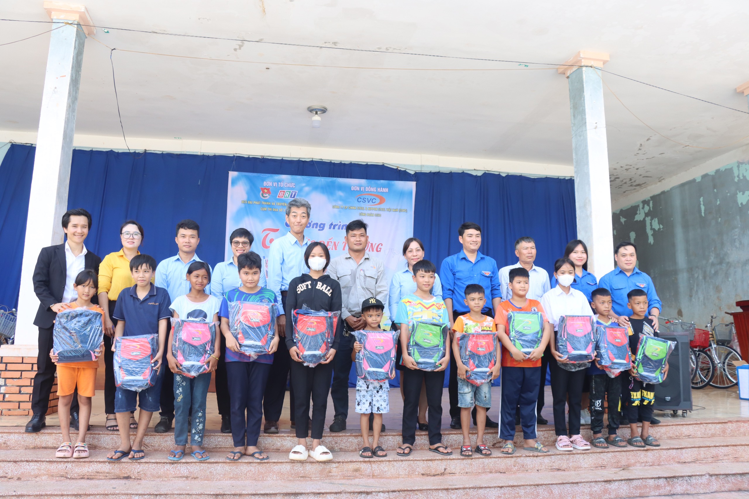 Đại diện nhà tài trợ và Đoàn cơ sở Đài Phát thanh-Truyền hình tỉnh trao quà cho các em học sinh có hoàn cảnh khó khăn xã Tân Lâm (huyện Xuyên Mộc).