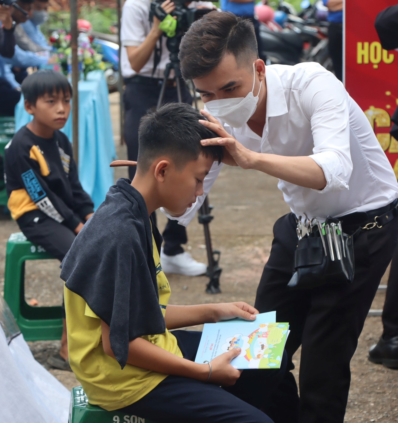 Thiếu nhi được cắt tóc miễn phí tại chương trình.