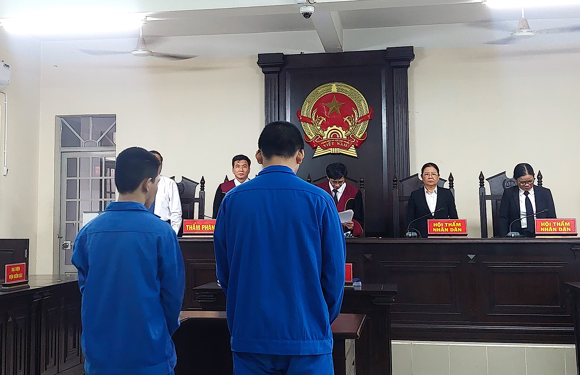 Bị cáo Nguyễn Hồ Thanh Toàn bị kết án 5 năm tù về tội “giết người” và Đỗ Tấn Kiên 2 năm tù về tội “gây rối trật tự công cộng”.
