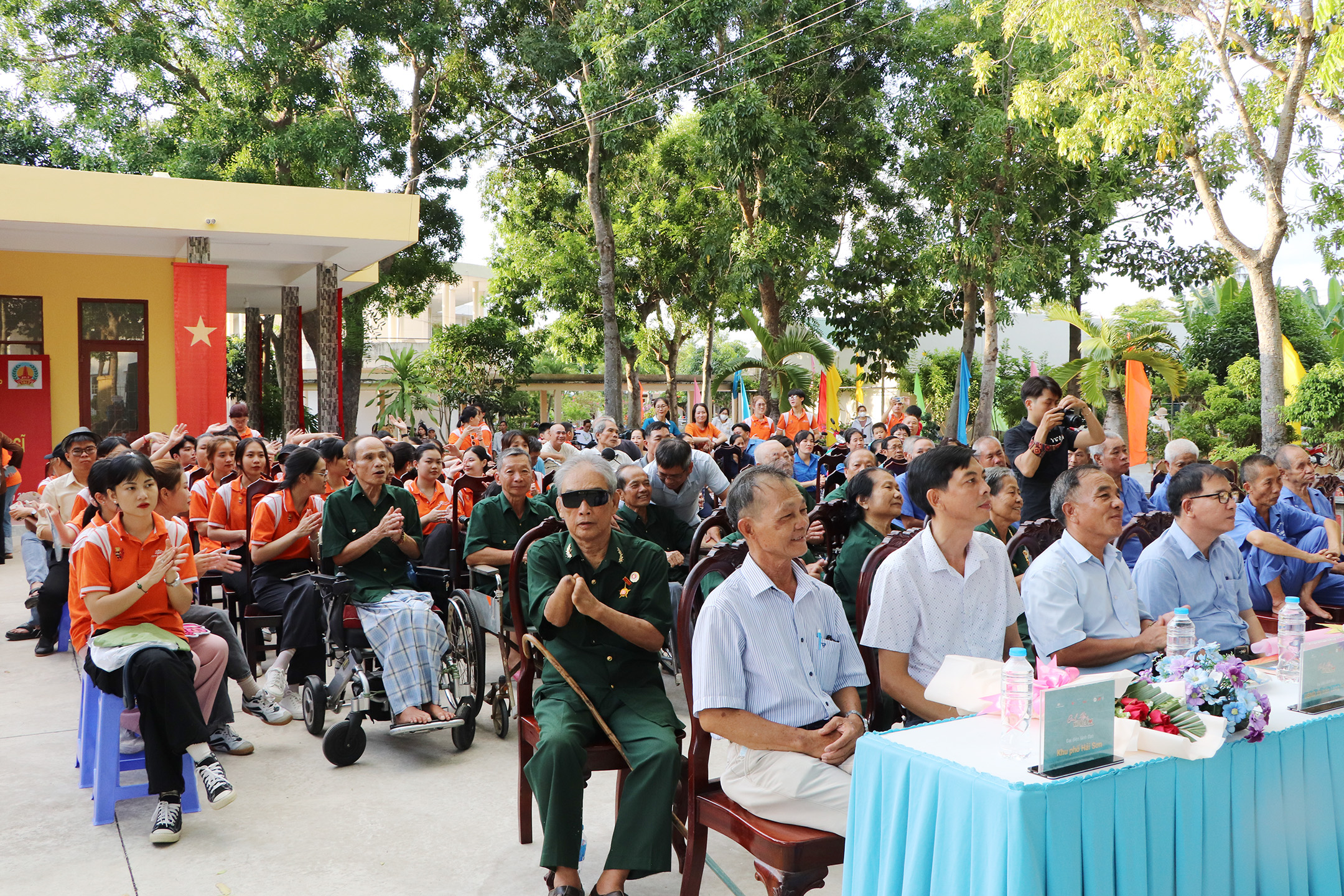 Các đại biểu và thương, bệnh binh vỗ nhịp hòa chung lời ca tiếng hát với các SV.