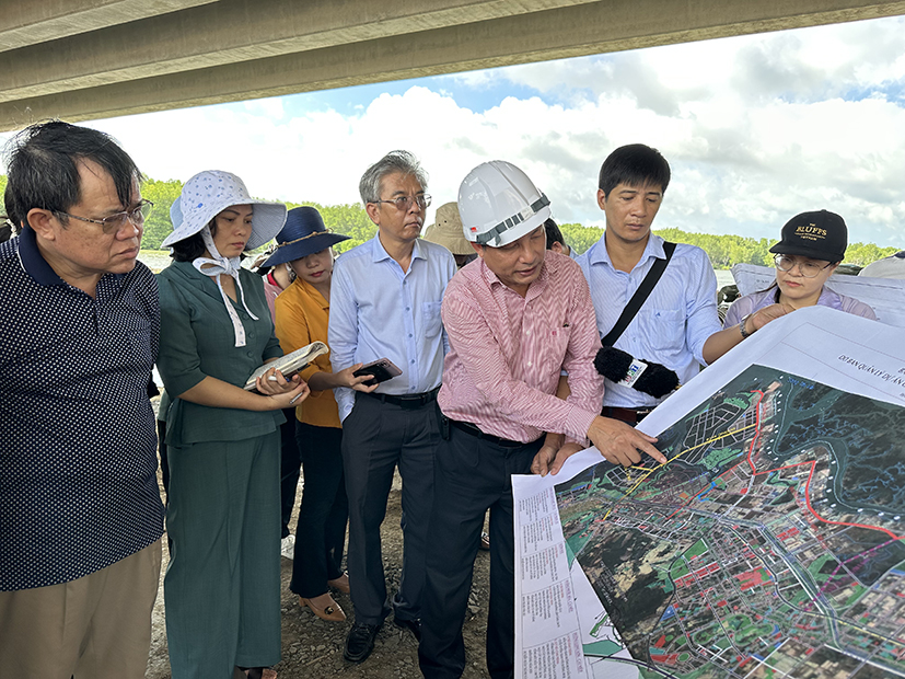 Ông Nguyễn Văn Trình, Giám đốc Ban QLDA giao thông khu vực Cảng Cái Mép - Thị Vải báo cáo tiến độ thực hiện dự án đường 991B với đoàn giám sát.