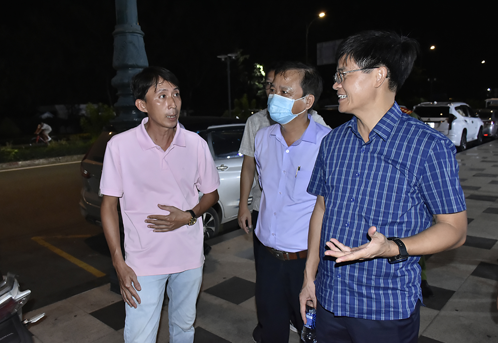Ông Vũ Hồng Thuấn, Phó Chủ tịch UBND TP.Vũng Tàu vận động quản lý khu vui chơi Thỏ Trắng Cao Văn Tân (bìa trái) không để xe, phương tiện kinh doanh chiếm dụng vìa hè. 
