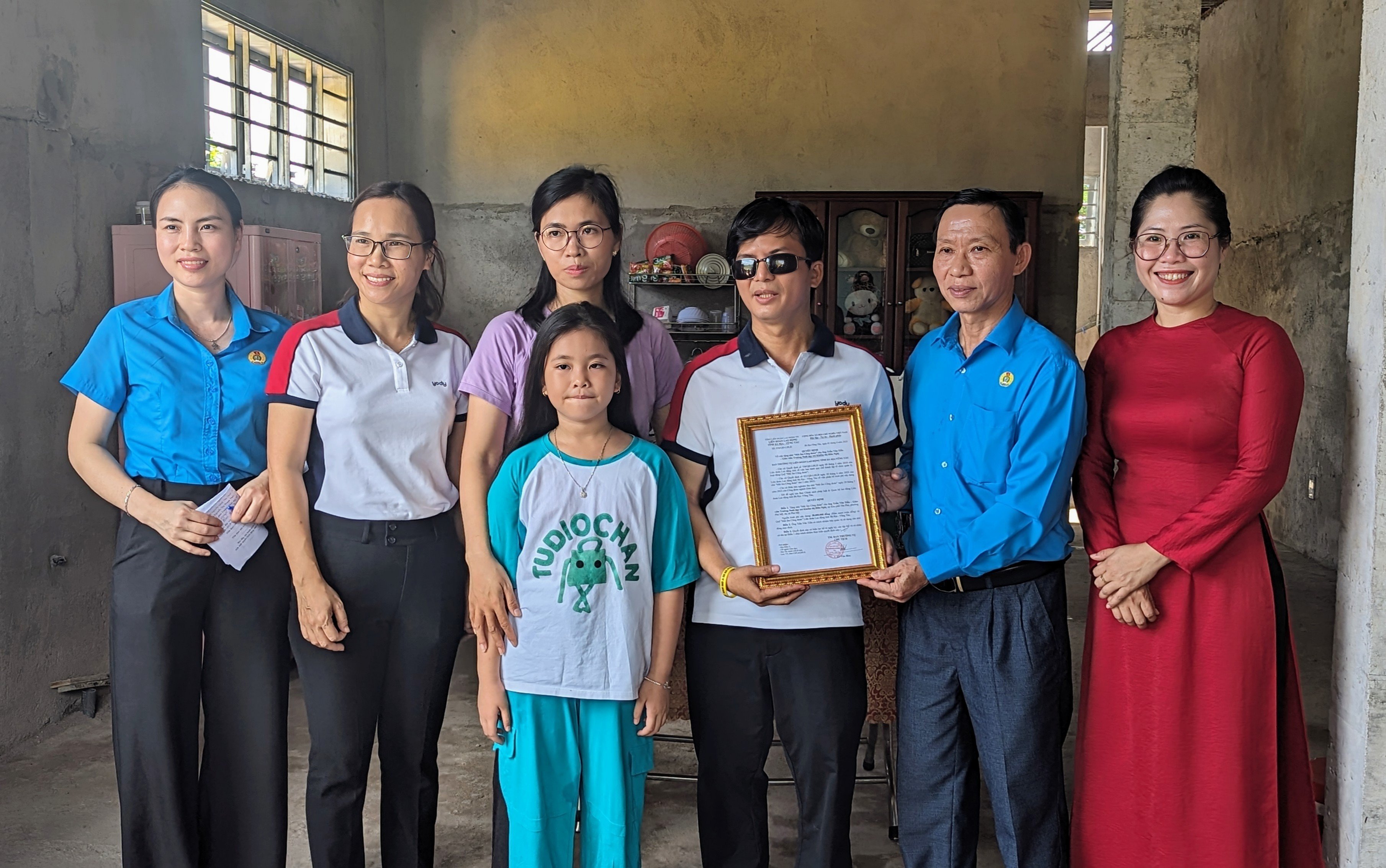 Ông Nguyễn Châu Trinh, Phó Chủ tịch LĐLĐ tỉnh trao quyết định bàn giao nhà cho thầy Trần Văn Tiền