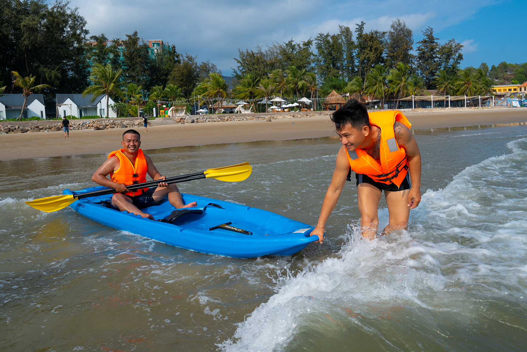 Du khách chơi ván sup trên biển Long Hải.