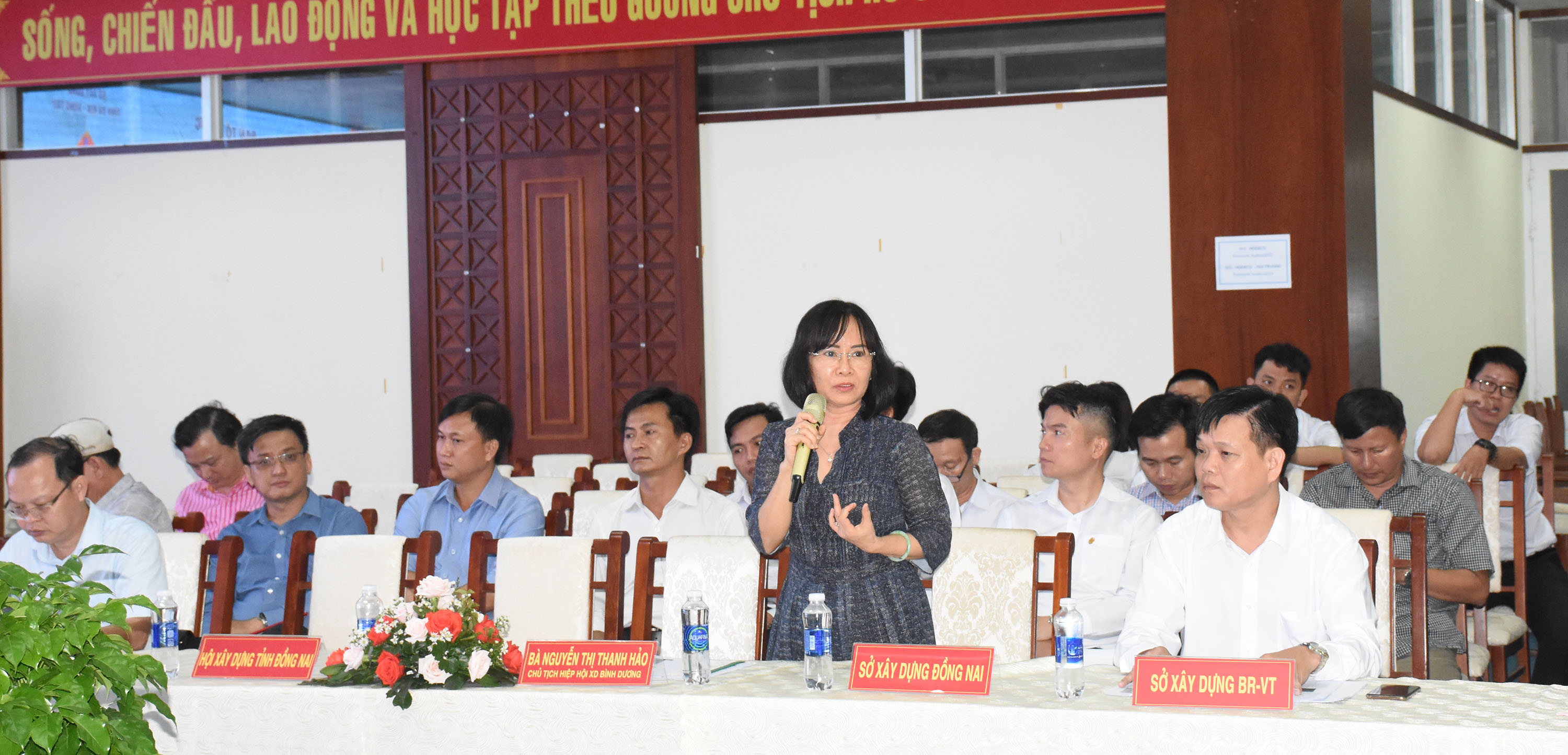 Bà Nguyễn Thị Thanh Hảo, Chủ tịch Hiệp Hội Xây dựng tỉnh Bình Dương phát biểu tại hội thảo