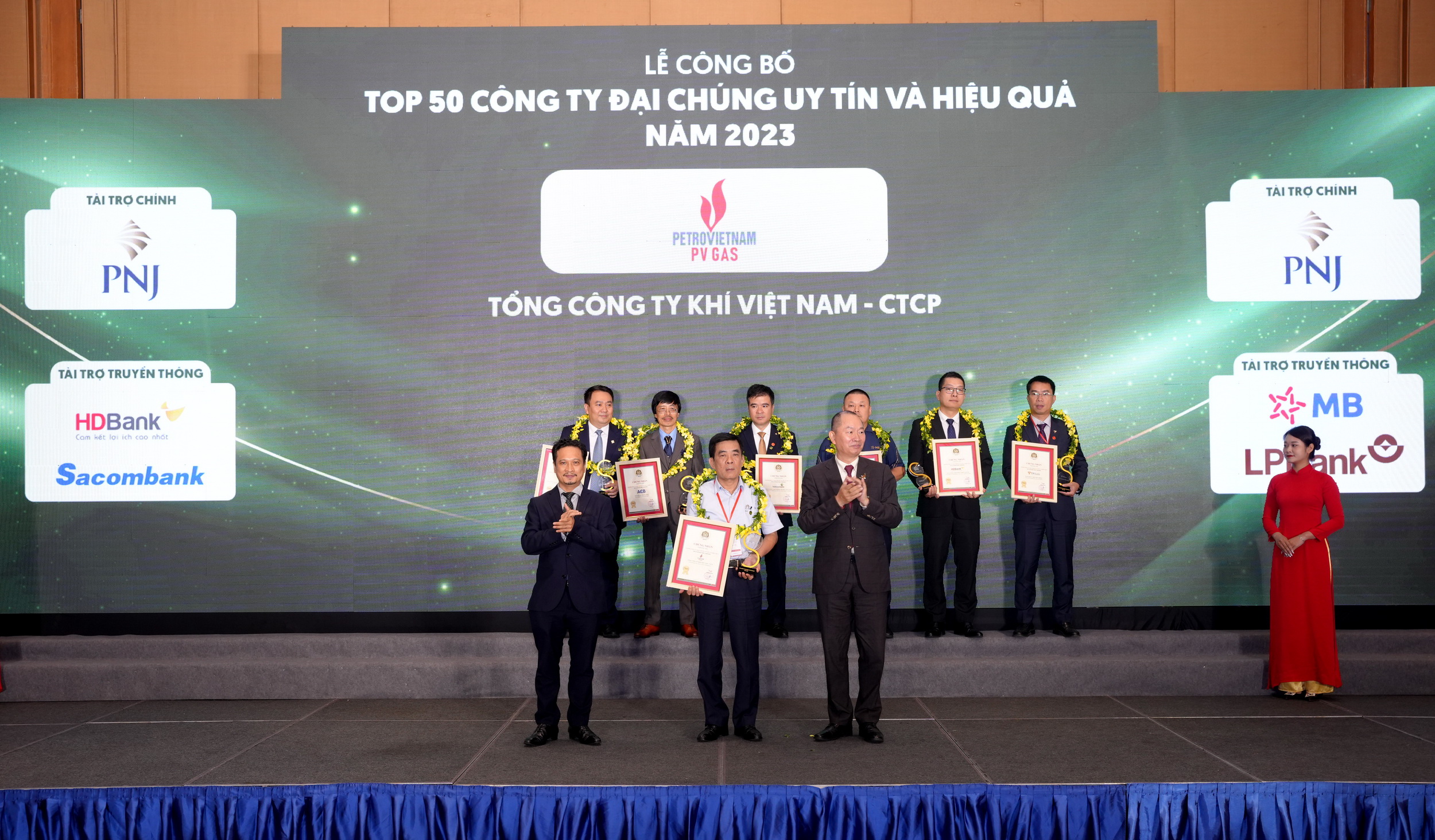 Đại diện PV GAS nhận vinh danh tại Lễ công bố Bảng xếp hạng VIX50 - Top 50 công ty đại chúng uy tín và hiệu quả năm 2023.