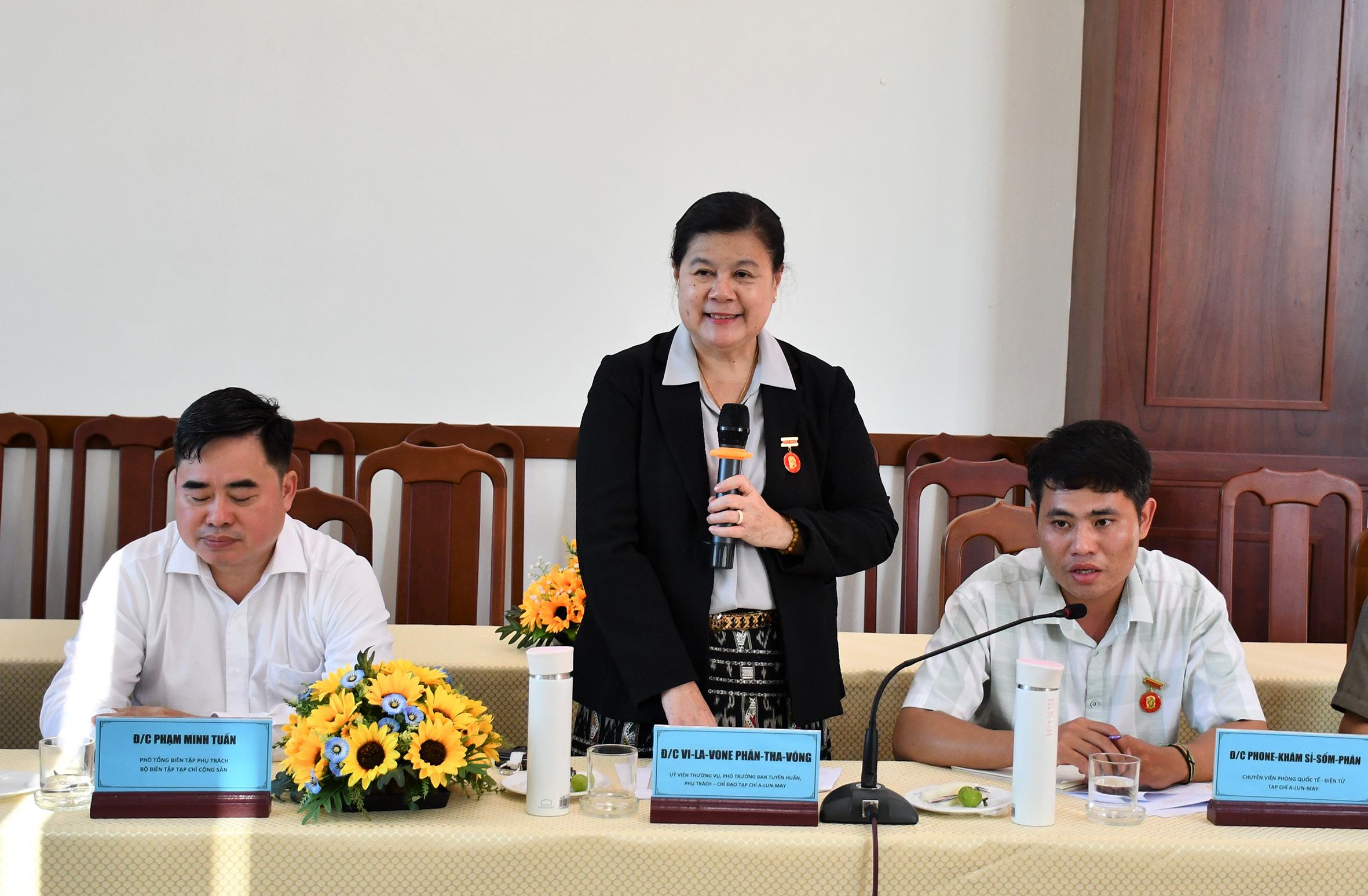 Bà Vi-La-Vone Phăn-Tha-Vông, Ủy viên Thường trực, Phó Trưởng ban Tuyên huấn Trung ương Đảng Nhân dân Cách mạng Lào, phụ trách chỉ đạo Tạp chí A-Lun-May phát biểu tại buổi làm việc.