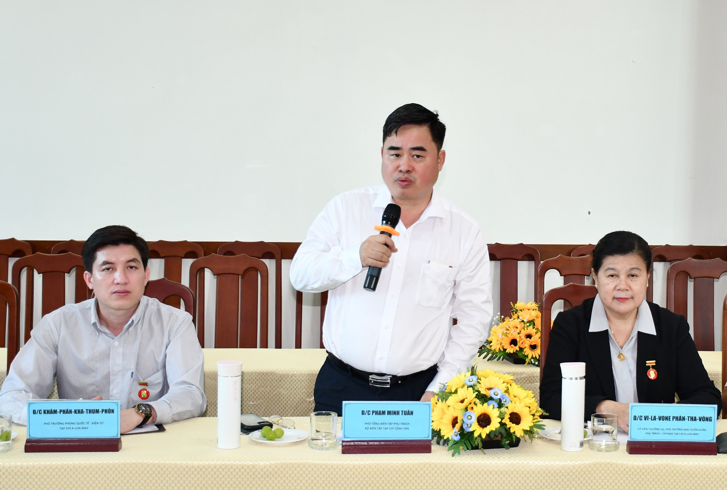 Ông Phạm Minh Tuấn, Phó Tổng Biên tập Phụ trách Tạp chí Cộng sản phát biểu tại buổi làm việc.
