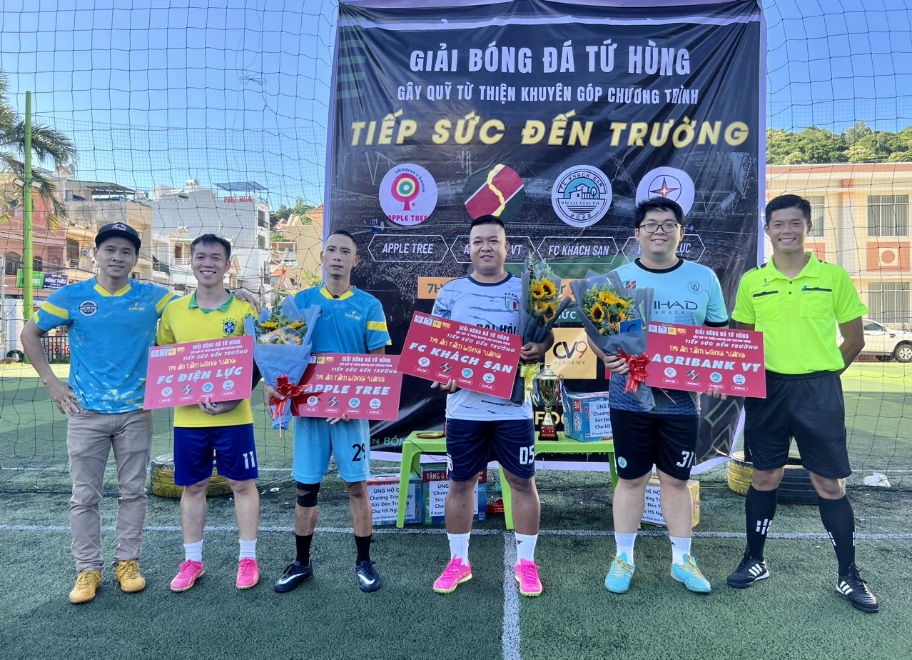 Ban tổ chức tặng hoa cho các đội bóng tham gia chương trình.