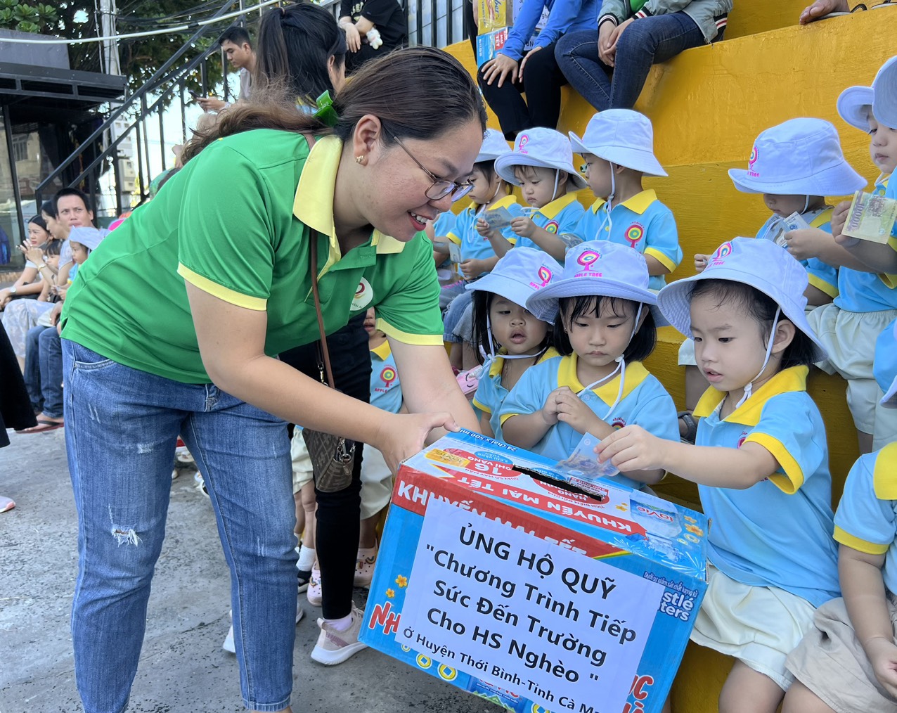 Các em nhỏ trường mần non Apple Tree cùng phụ huynh chung tay quyên góp giúp đỡ những học sinh có hoàn cảnh khó khăn.