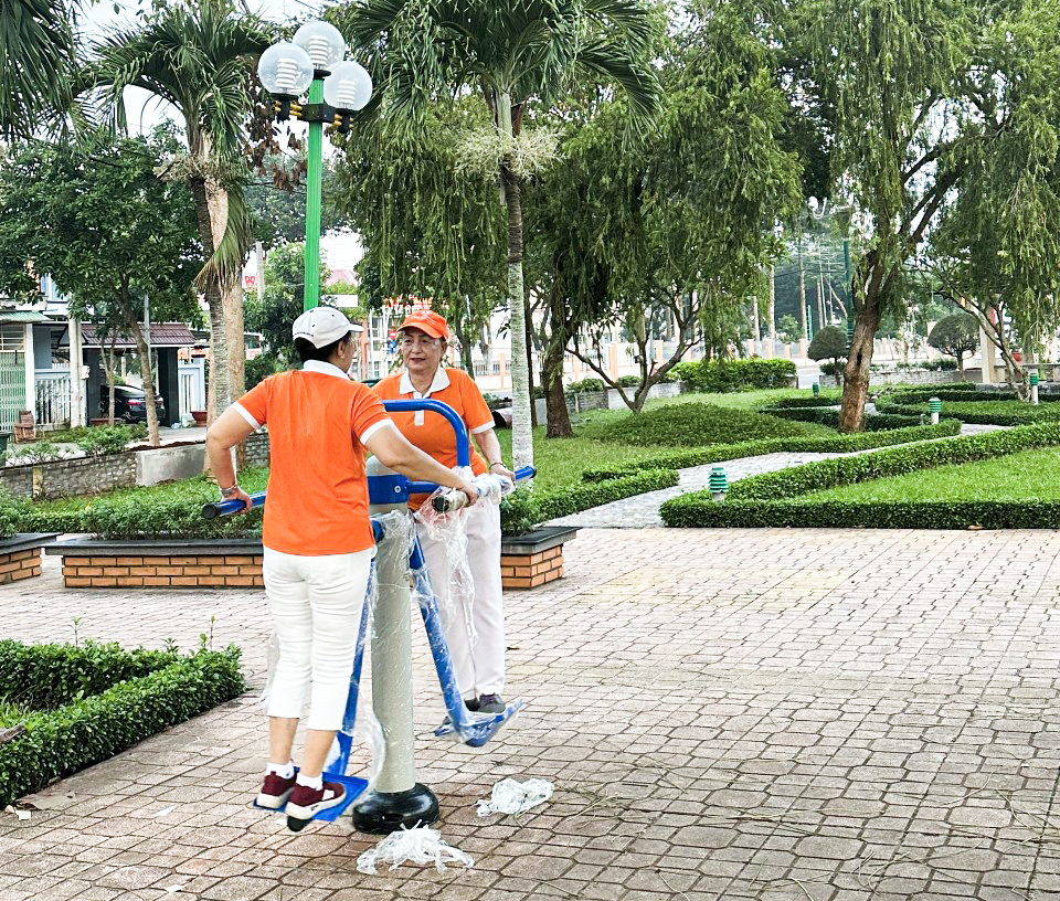 Người dân TT.Ngãi Giao rất vui khi được trải nghiệm dụng cụ tập luyện TDTT ngoài trời.
