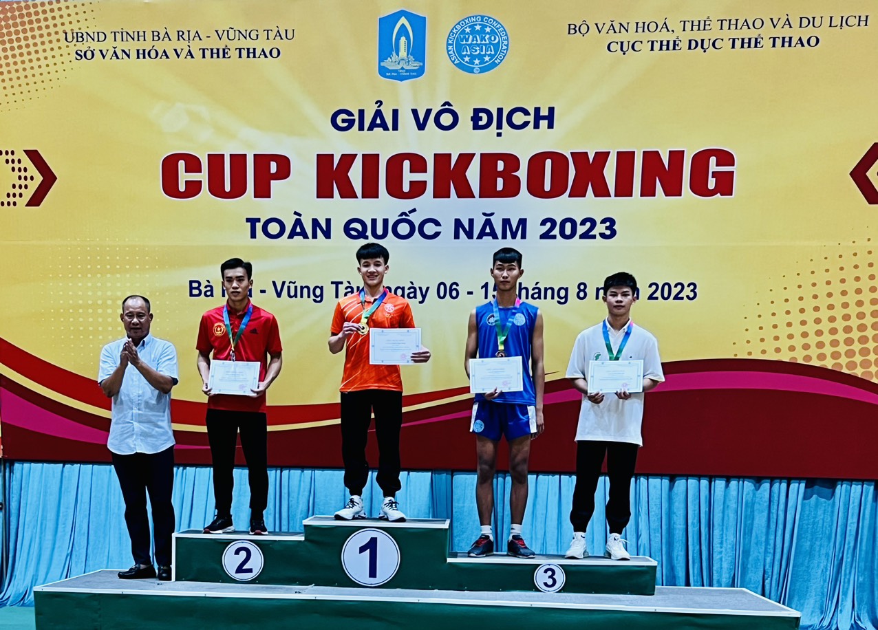Ban tổ chức trao giải cho các VĐV