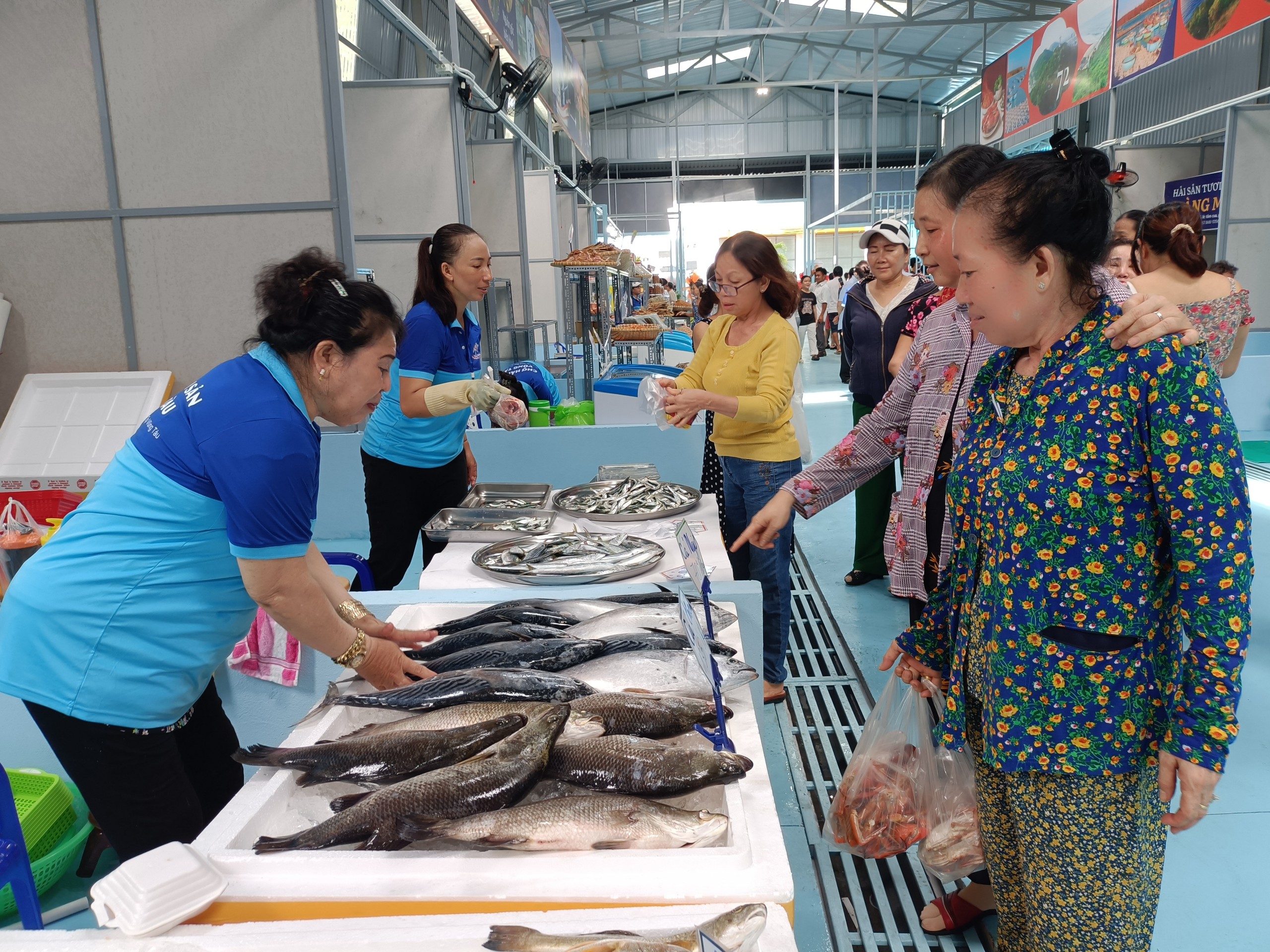 Đông đảo cư dân địa phương và khách du lịch đến thăm quan, mua sắm tại chợ hải sản Vũng Tàu  trong ngày khai trương 12/8.