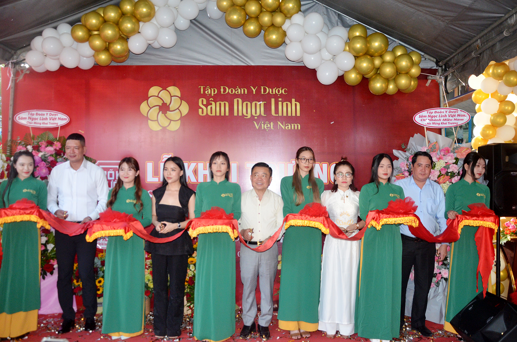Các đại biểu cắt băng khai trương Showroom Võ Kim Đường Sâm Ngọc Linh chi nhánh Vũng Tàu.