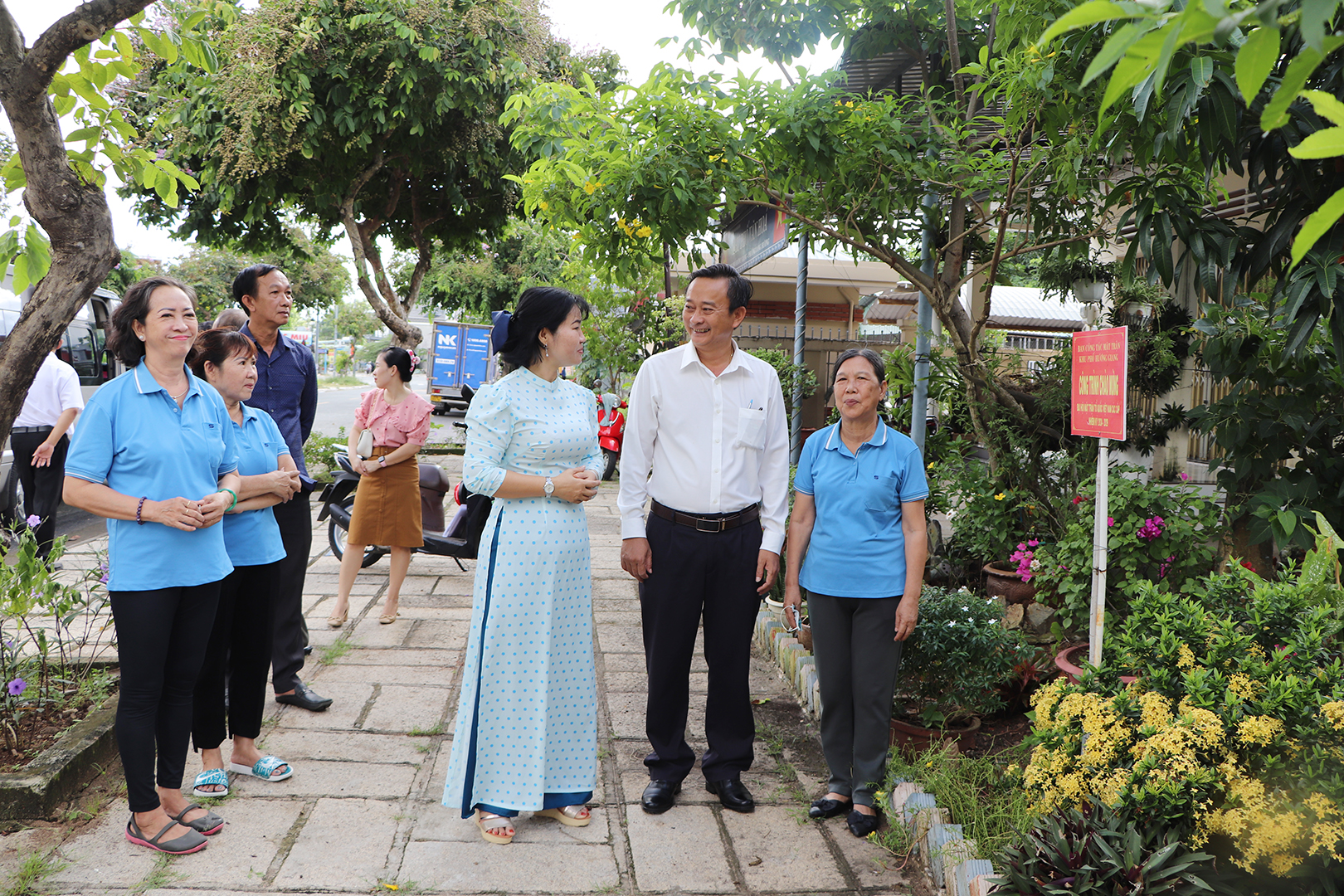 Ông Lê Hồng Ngọc, Phó Chủ tịch UBMTTQ Việt Nam tỉnh kiểm tra công trình xây dựng đất trống thành công viên (Ban Công tác mặt trận KP Hương Giang, phường Long Hương, TP.Bà Rịa)