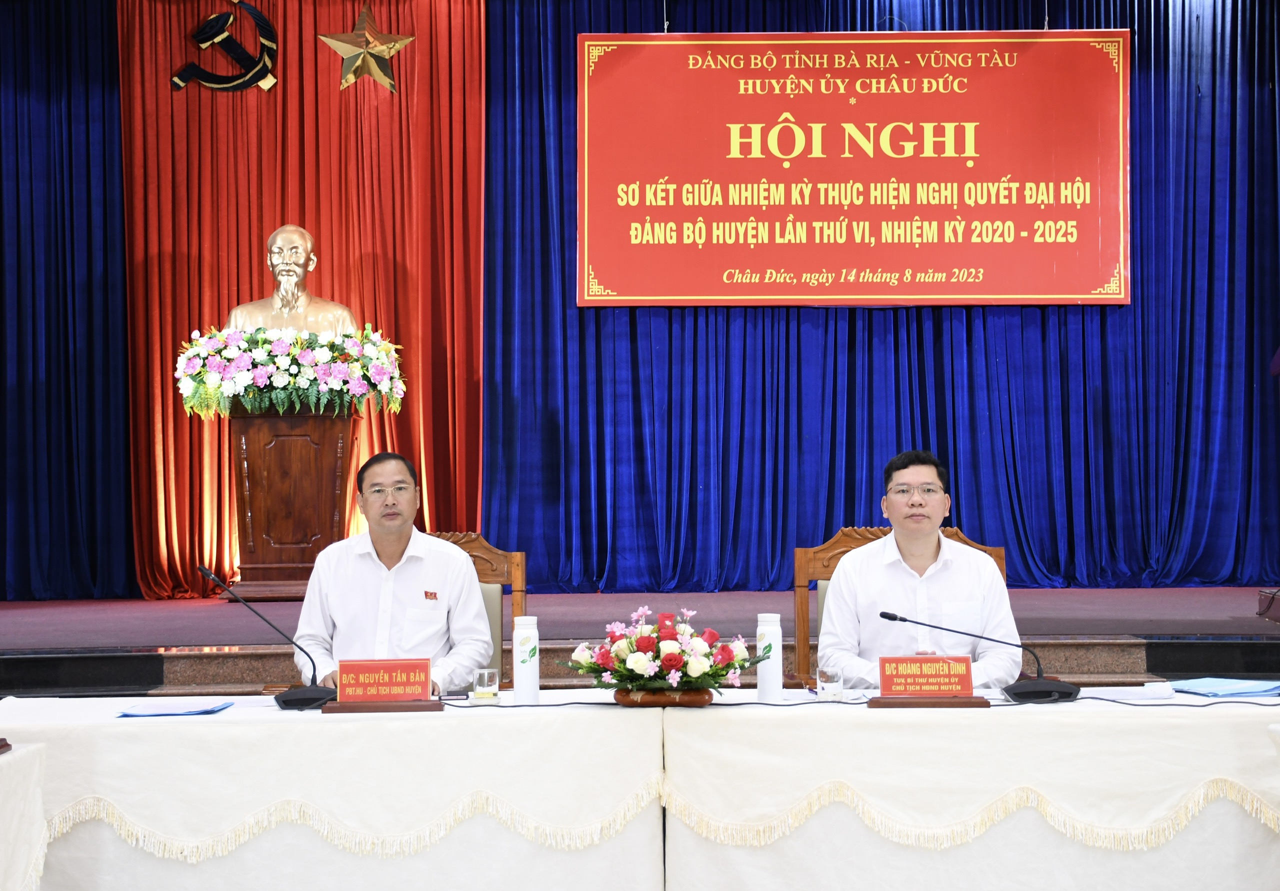 Ông Hoàng Nguyên Dinh, Bí thư Huyện uỷ Châu Đức;  ông Nguyễn Tấn Bản, Chủ tịch UBND huyện chủ trì tại hội nghị