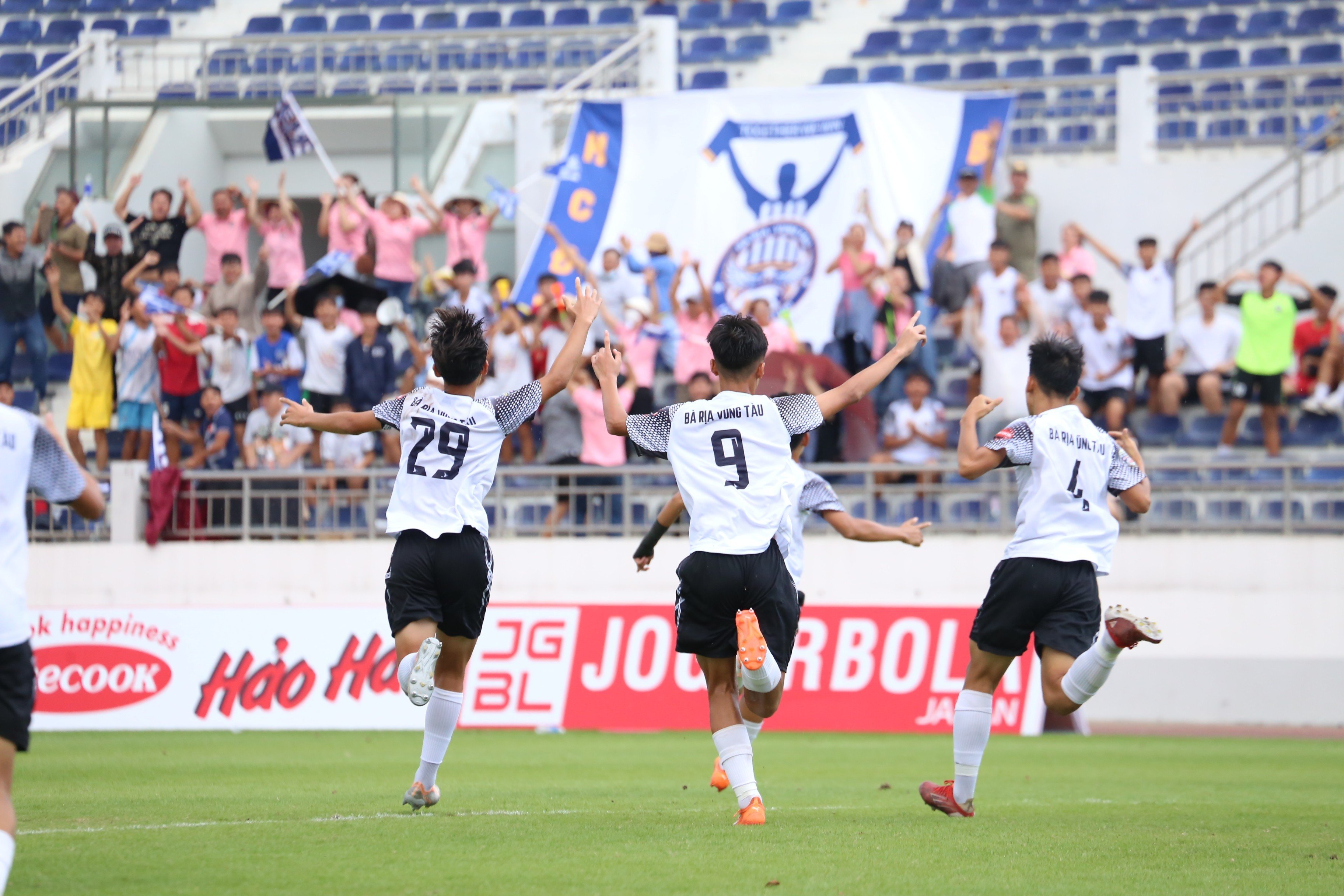 Các cầu thủ và cổ động viên U15 Bà Rịa - Vũng Tàu vui mừng sau bàn thắng.