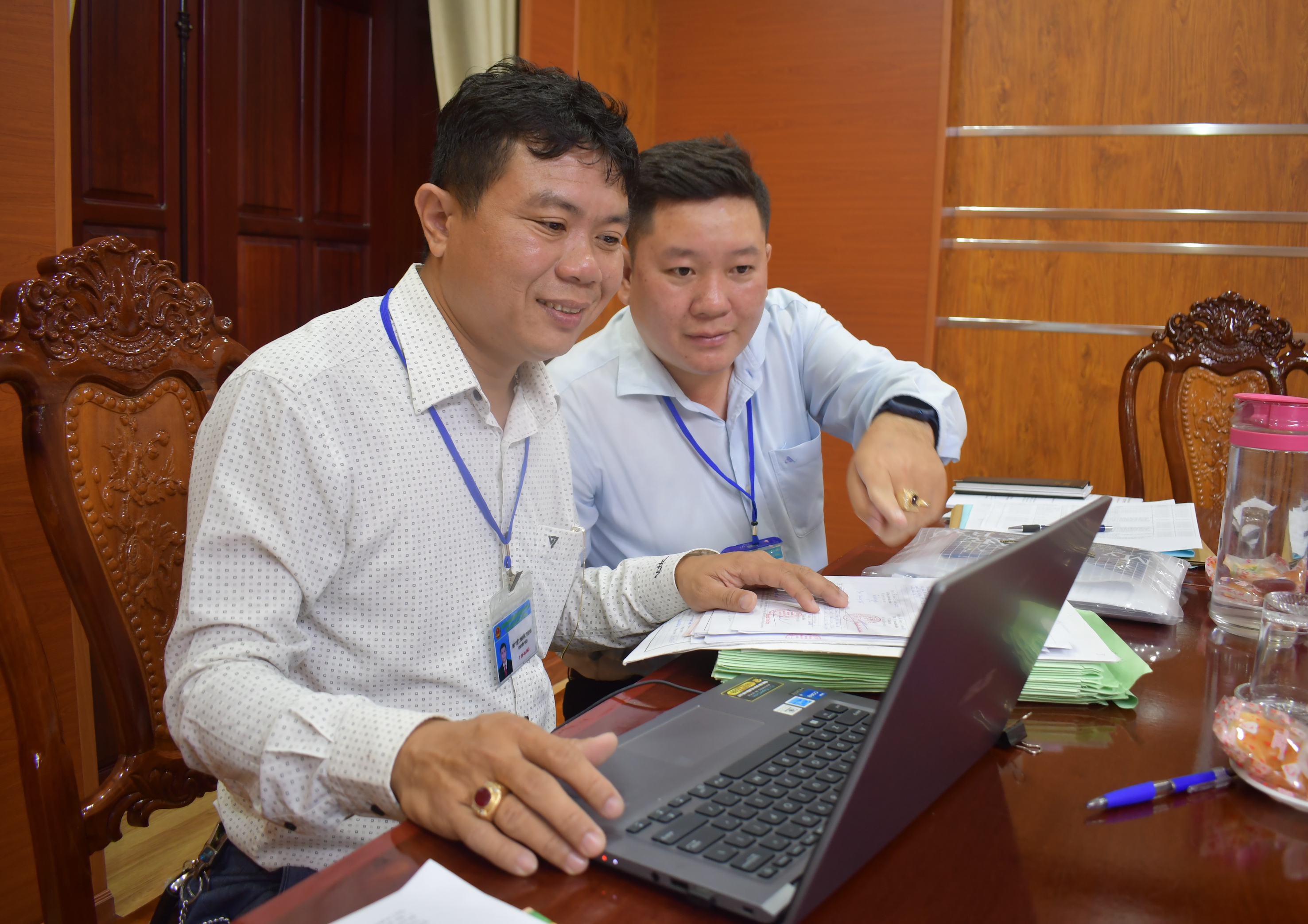 Thành viên Đoàn Kiểm tra CCHC tỉnh kiểm tra thủ tục hành chính tại UBND huyện Đất Đỏ.