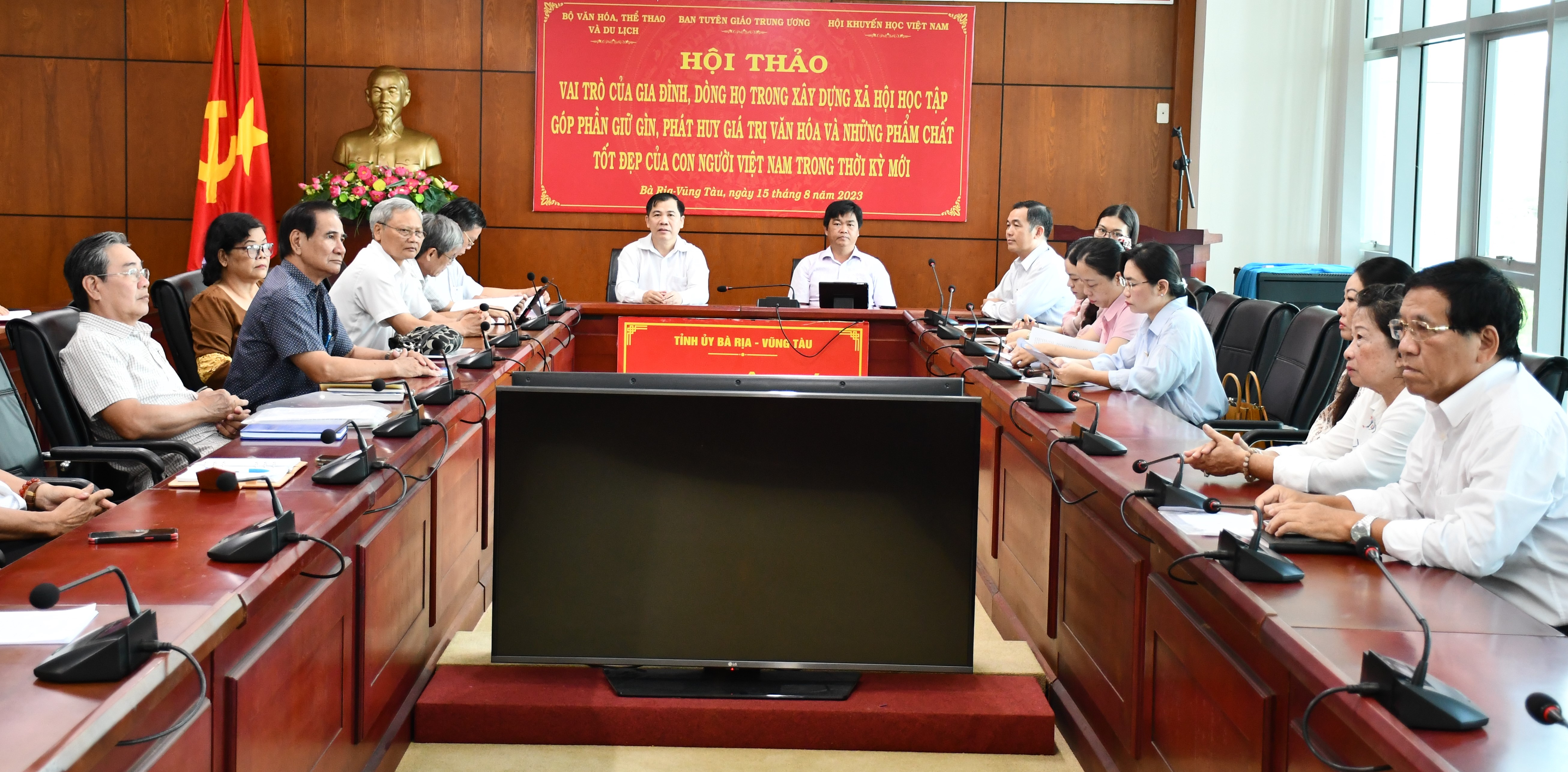 Các đại biểu tham dự hội thảo tại điểm cầu Ban Tuyên giáo Tỉnh ủy.