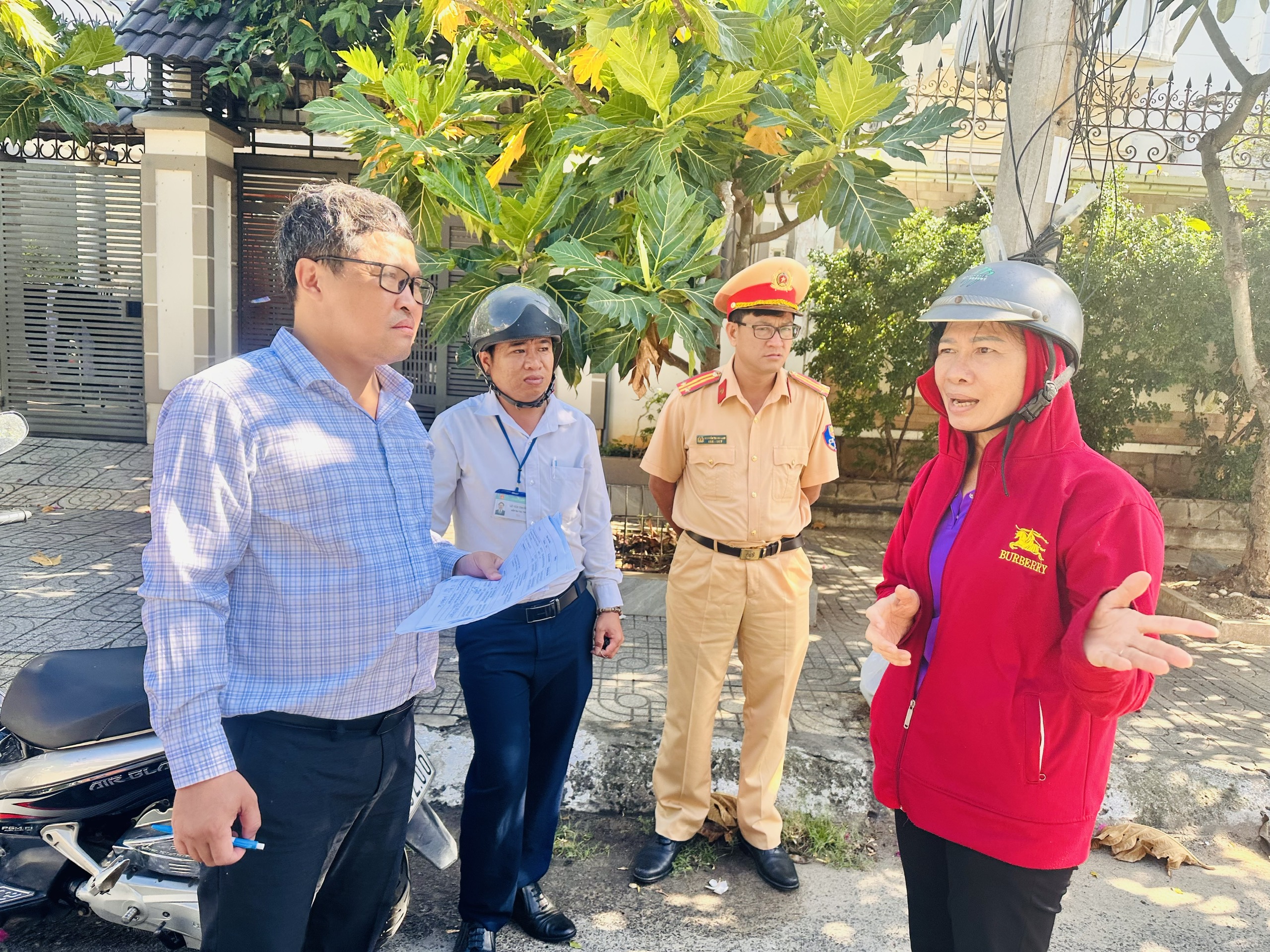 Phòng Quản lý đô thị, Công an TP. Vũng Tàu nghe bà Trần Thị Toàn, khu phố trưởng KP.6, phường 2 trình bày về thực trạng xe ô tô của khách du lịch đậu bát nháo trong khu dân cư Lạc Long Quân