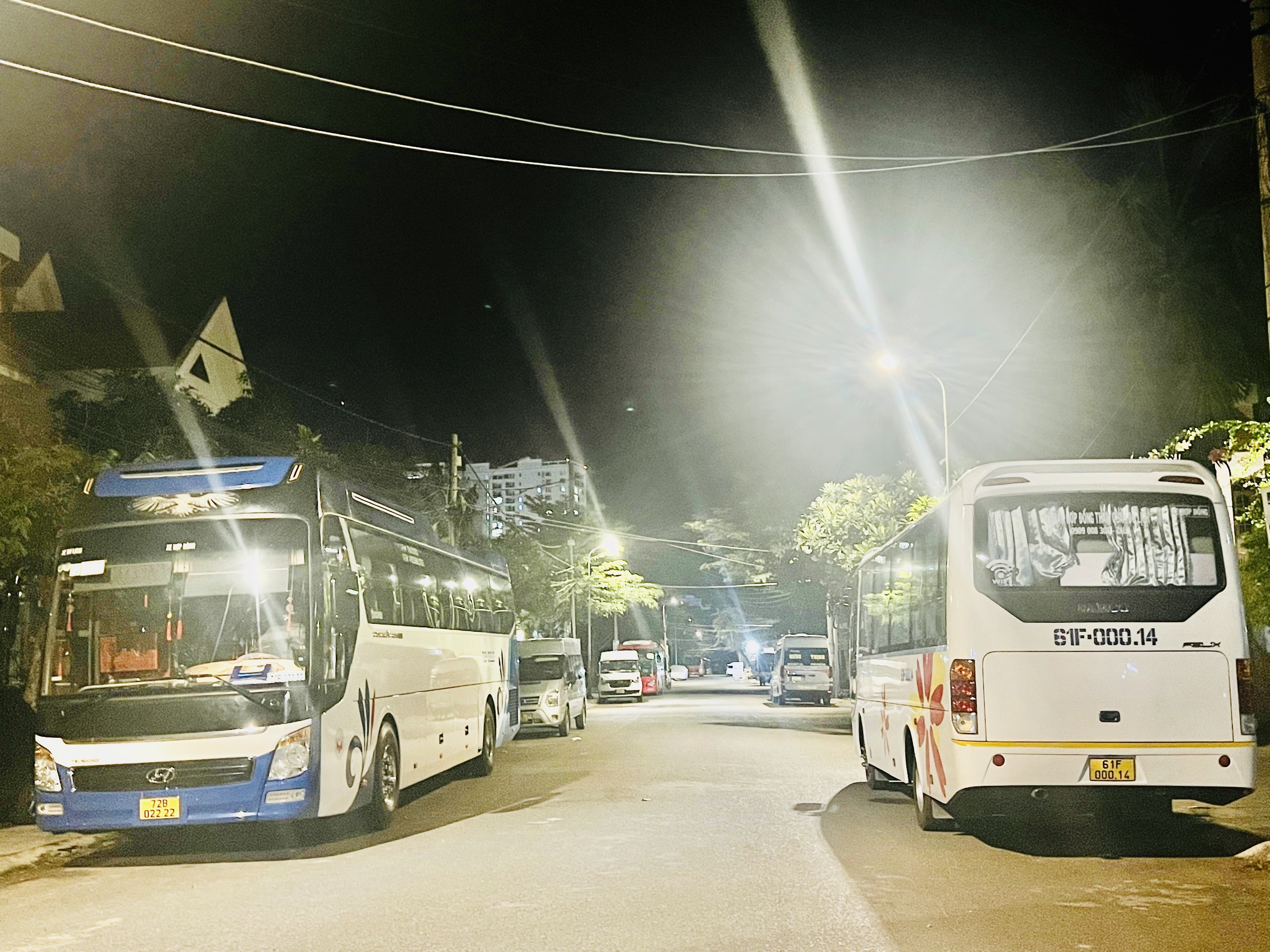 Hàng chục xe khách lớn đậu chật trục lớn đường Lạc Long Quân (phường 2, TP. Vũng Tàu), làm cản trở lối ra vào của người dân 