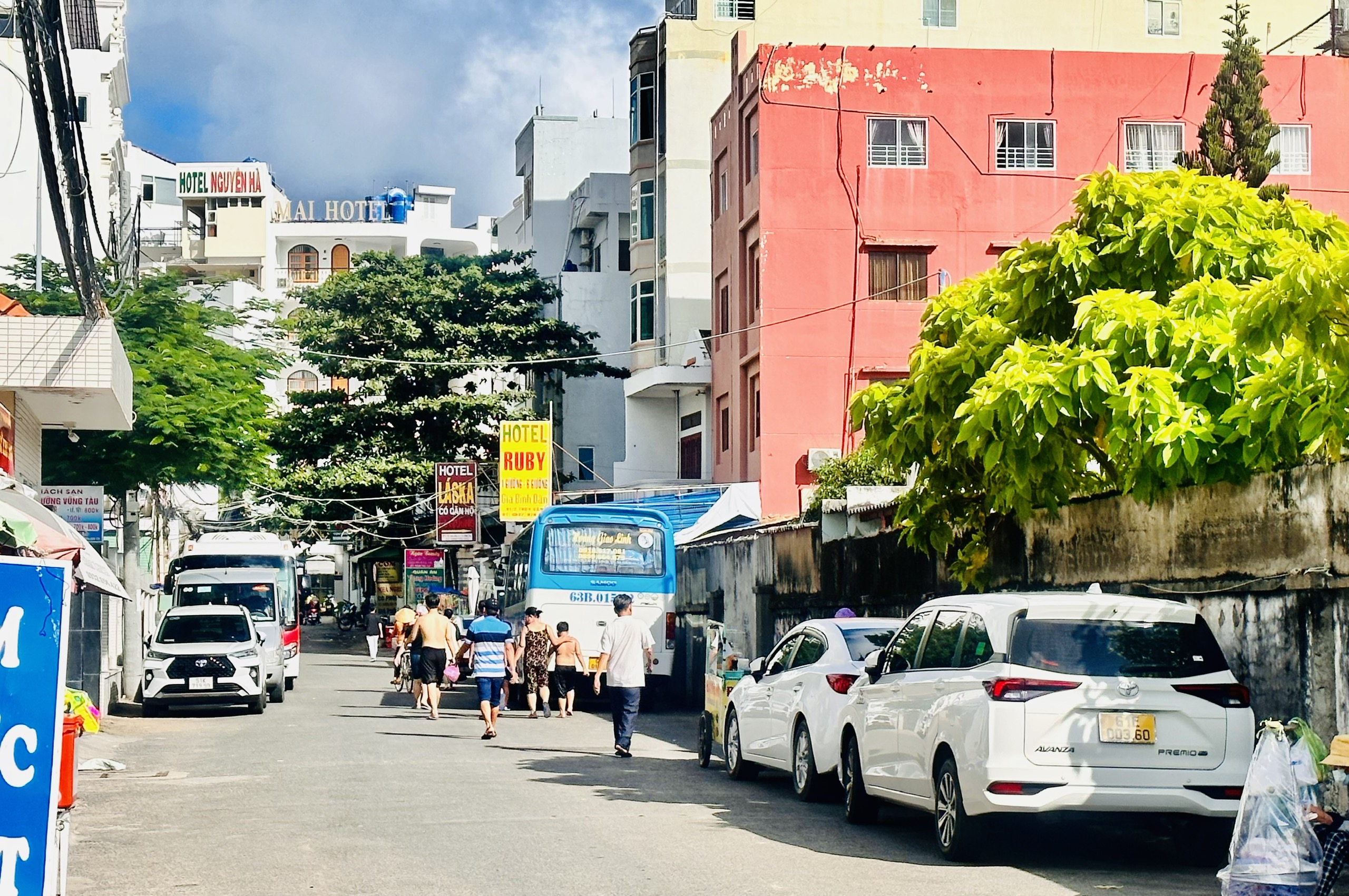 Hẻm 81 Thùy Vân, phường 2 chỉ rộng hơn 6m nhưng nhiều đoạn xe khách du lịch đậu kín cả 2 bên đường khiến người dân bức xúc