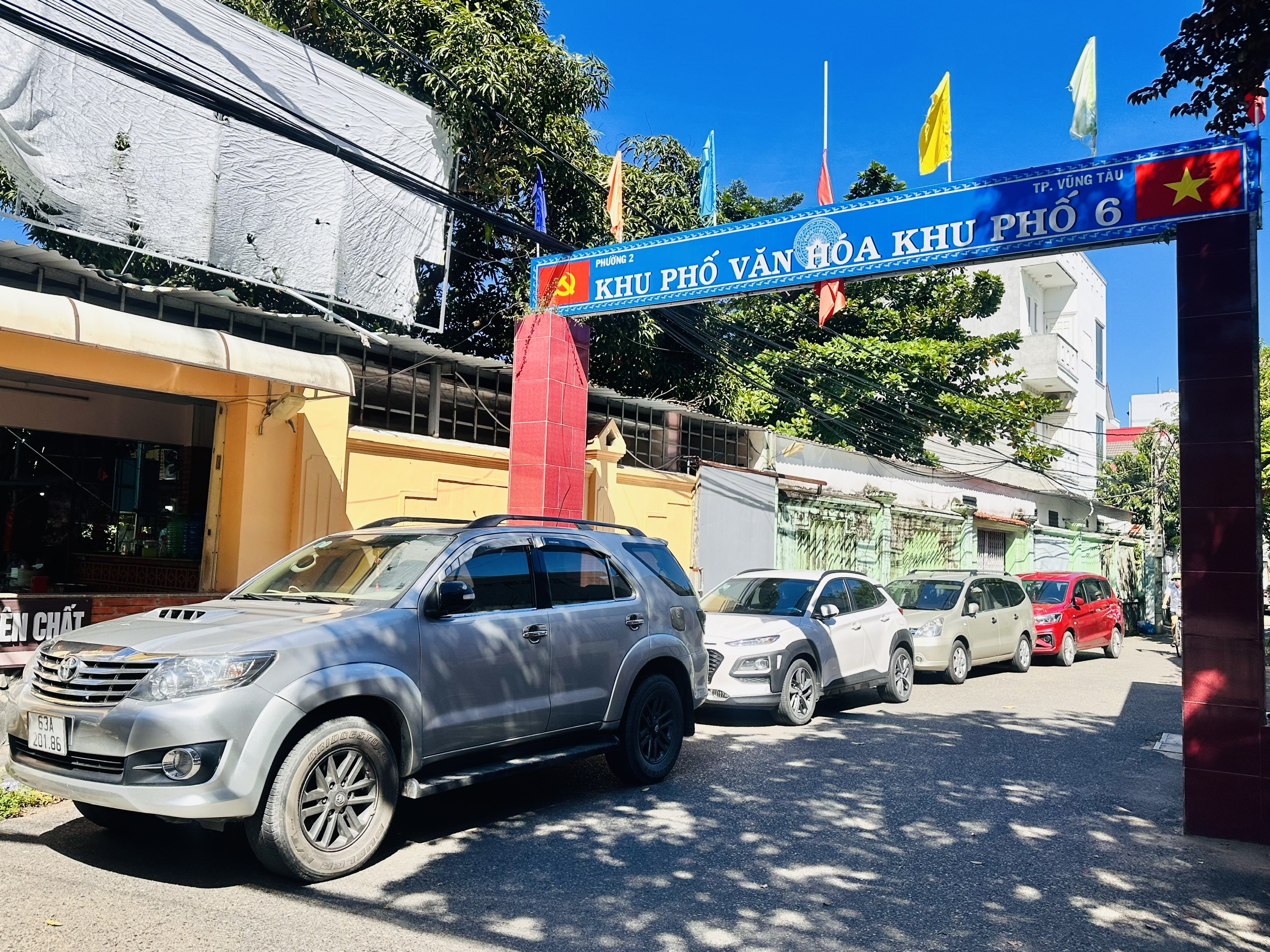 Nhiều xe khách du lịch né tuyến đường thu phí đậu xe vào trong hẻm chỉ có bề rộng khoảng 4m, gây cản trở giao thông