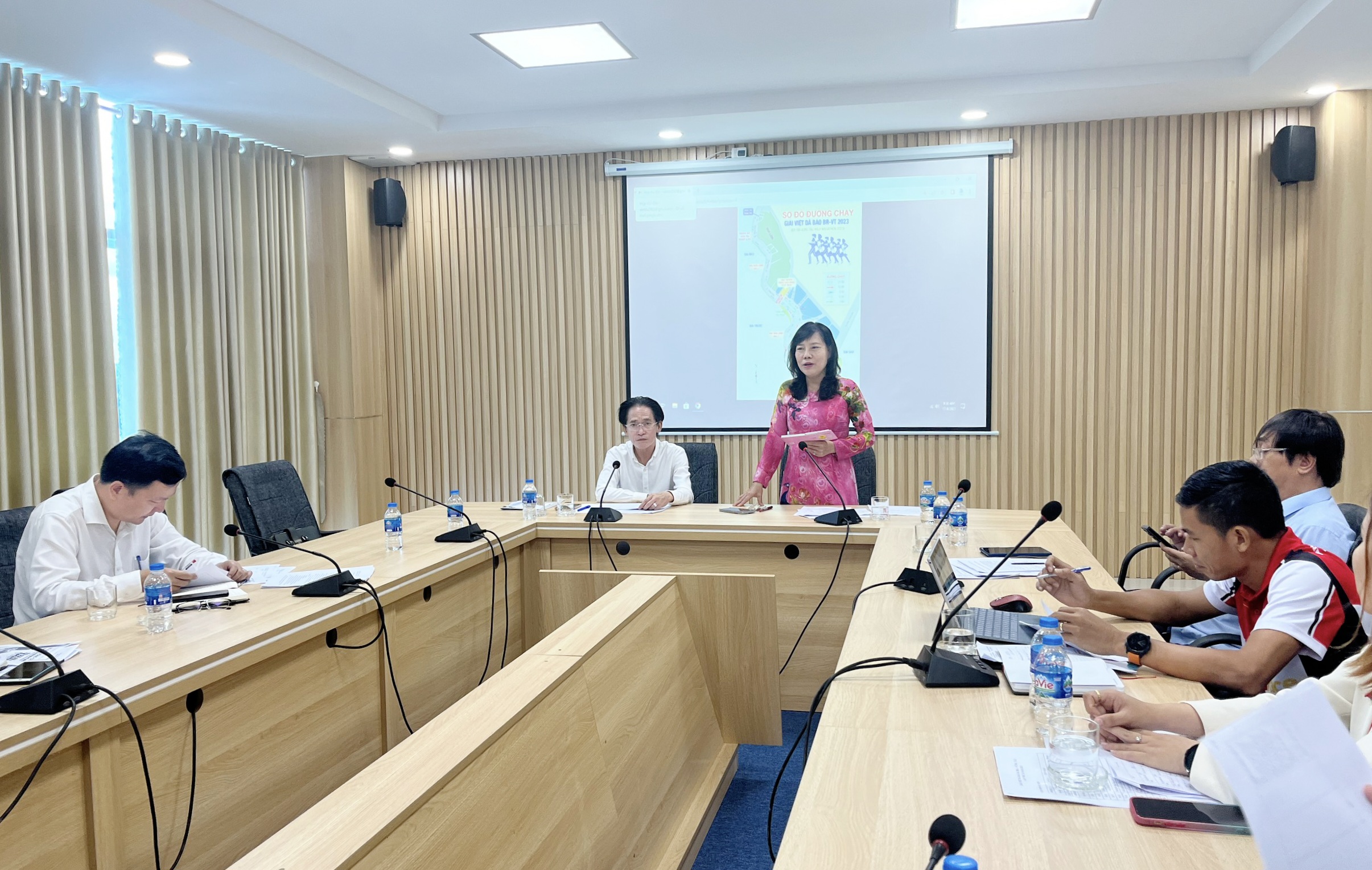 Bà Đỗ Nguyễn Hoàng Dung, Quyền Tổng Biên tập Báo Bà Rịa-Vũng Tàu, Trưởng Ban Tổ chức Giải thông tin quá trình chuẩn bị Giải Việt dã lần thứ 24 đến các thành viên tại cuộc họp BTC.