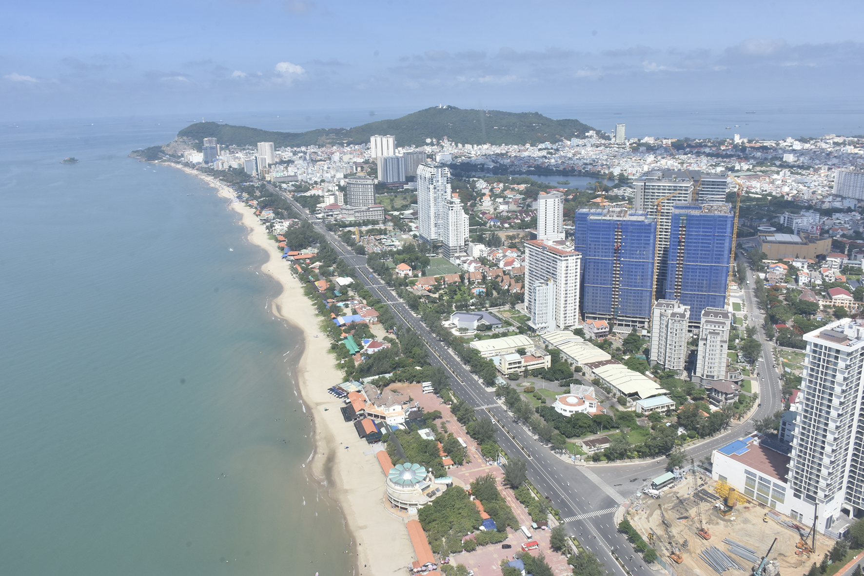 Bãi Sau nằm trong số hiếm bãi tắm trên thế giới có bãi cát bằng phẳng trải dài mà không bị chia cắt, ôn hòa để tắm biển, giữa đô thị, khai thác du lịch quanh năm.